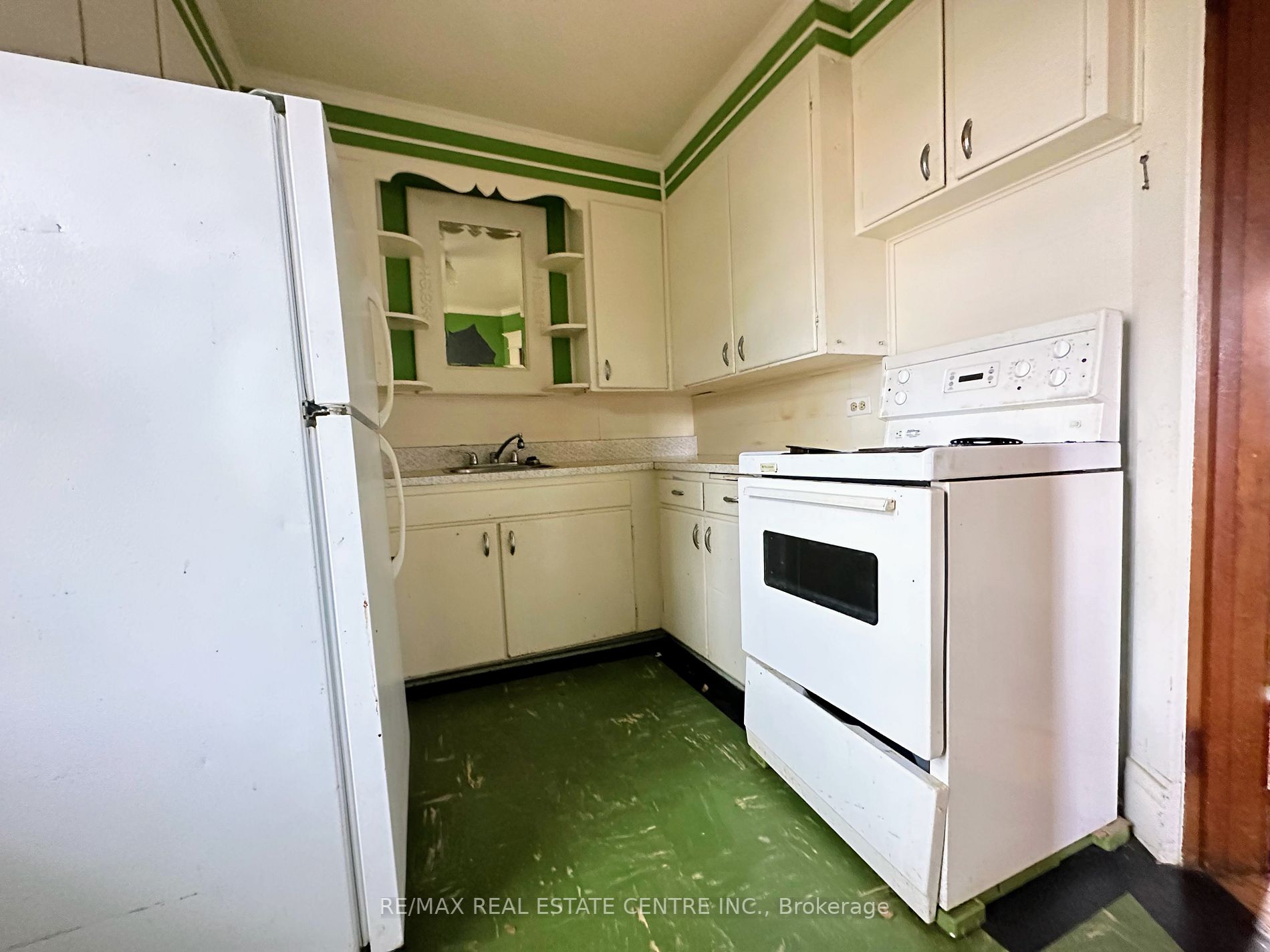 135 Elgin St N