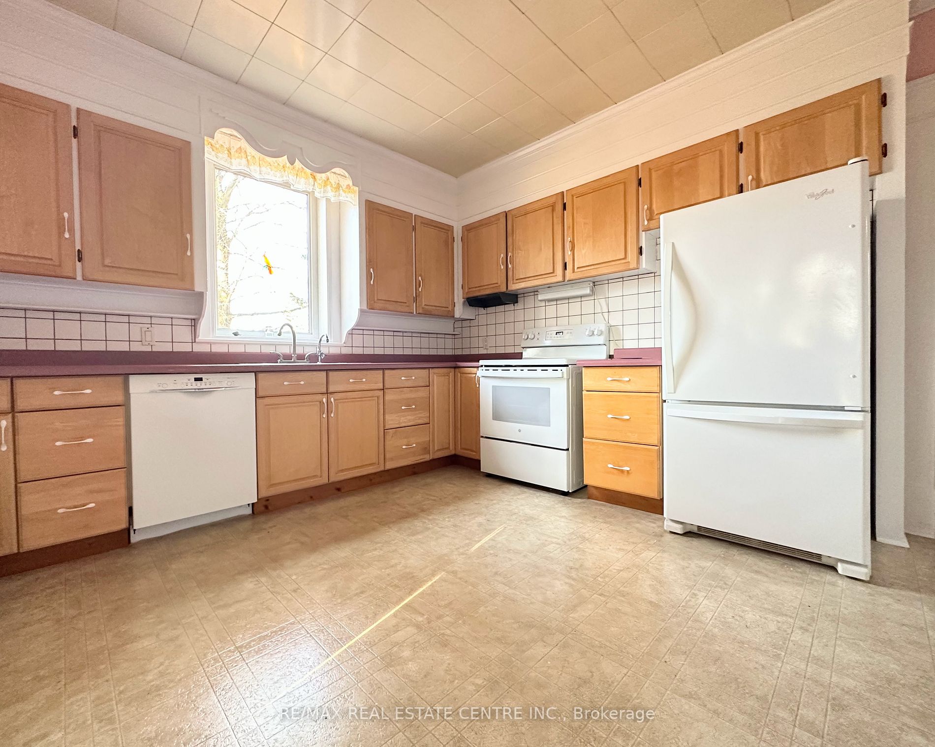 135 Elgin St N
