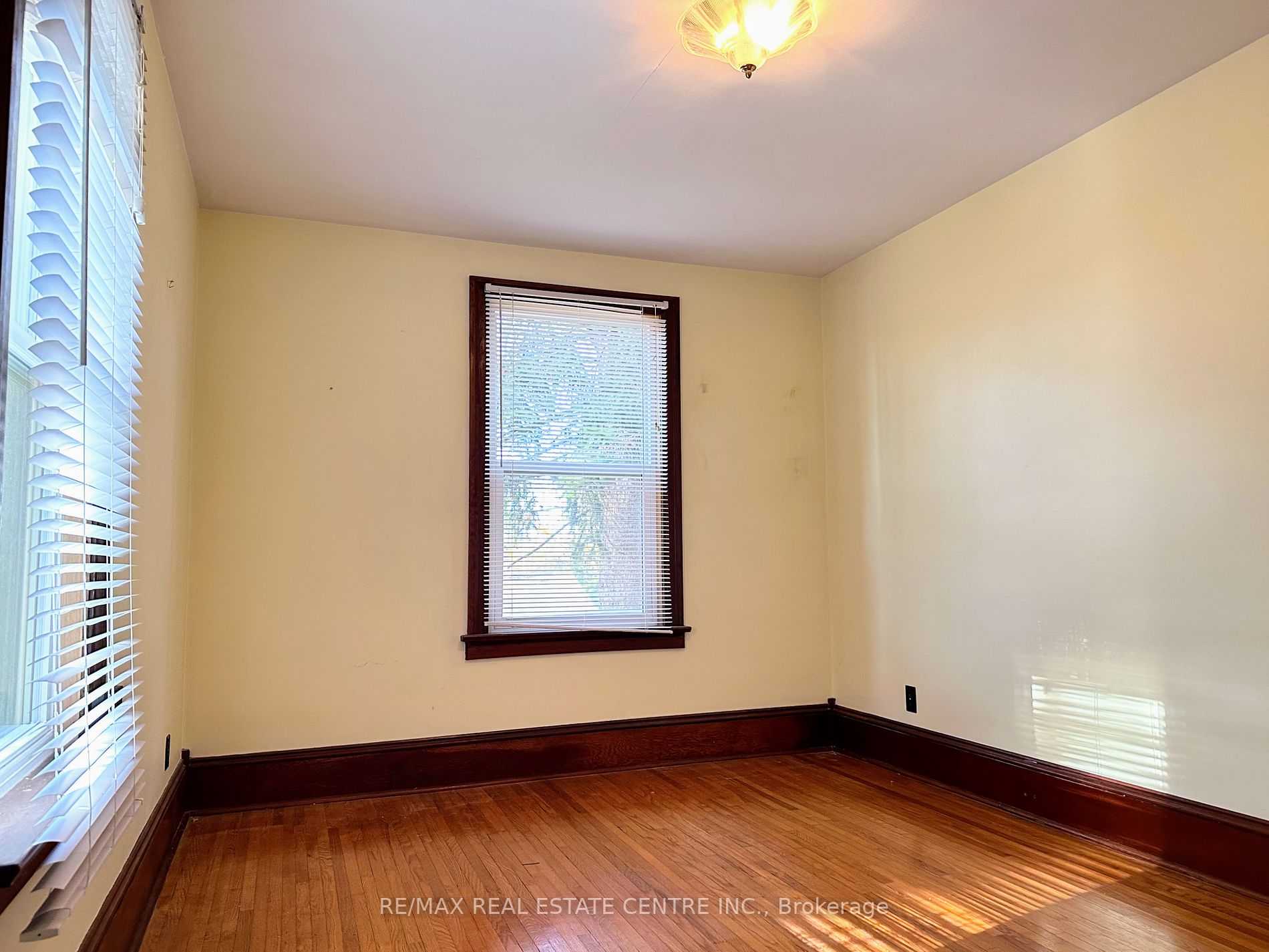 135 Elgin St N