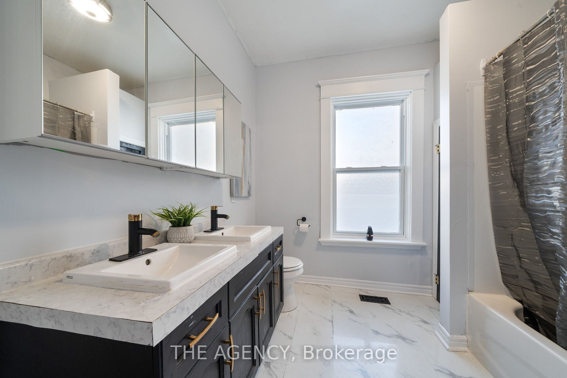 147 Dundas St