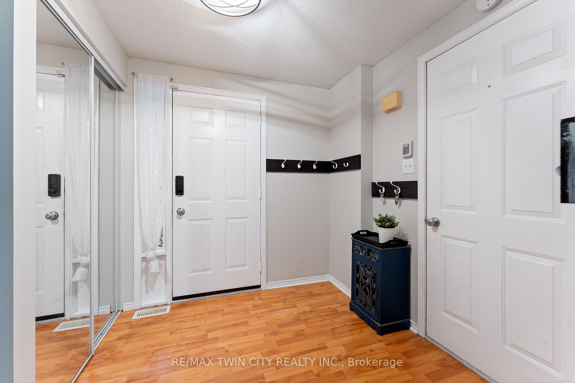 27 Oak Ave, #A