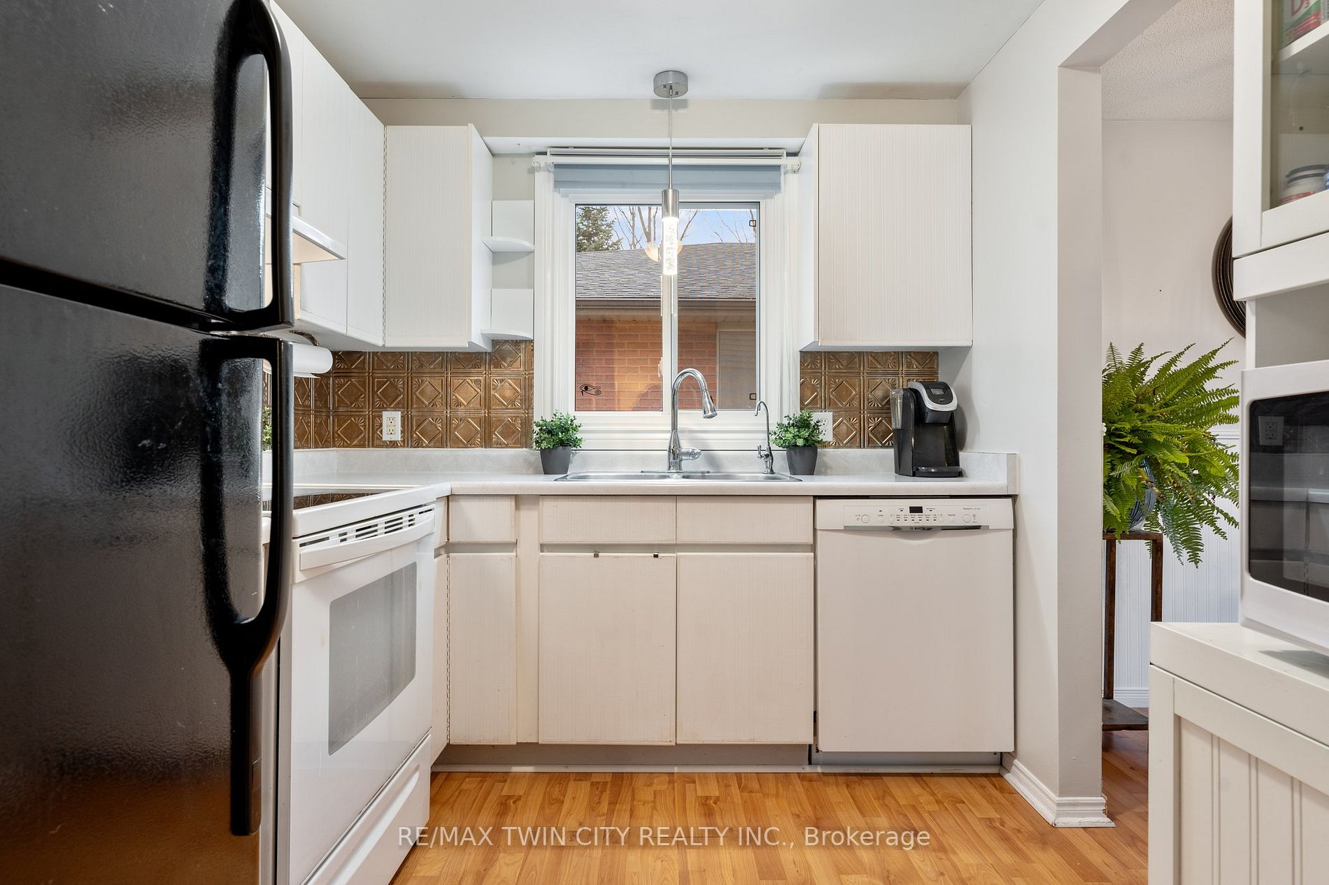 27 Oak Ave, #A