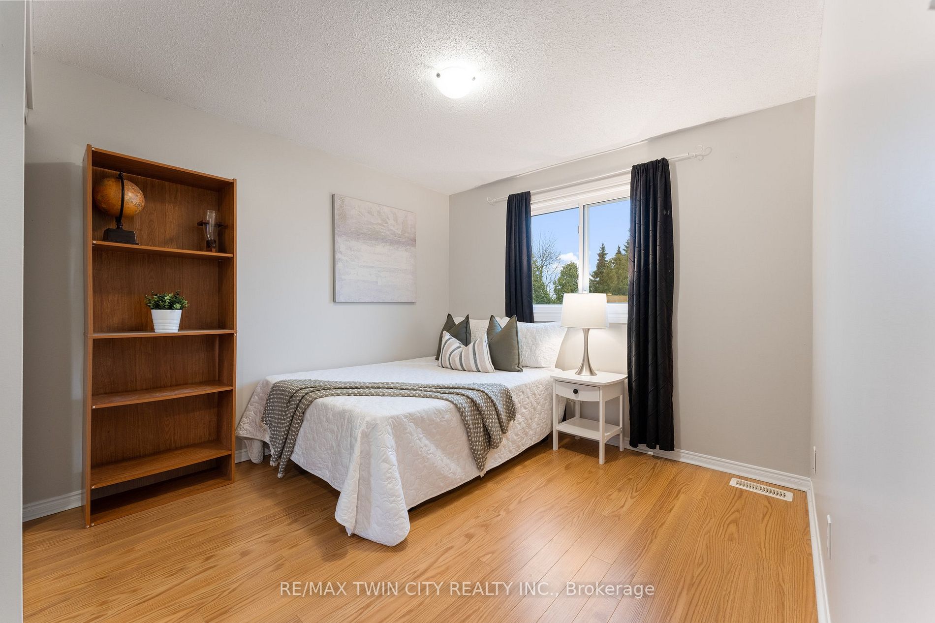 27 Oak Ave, #A