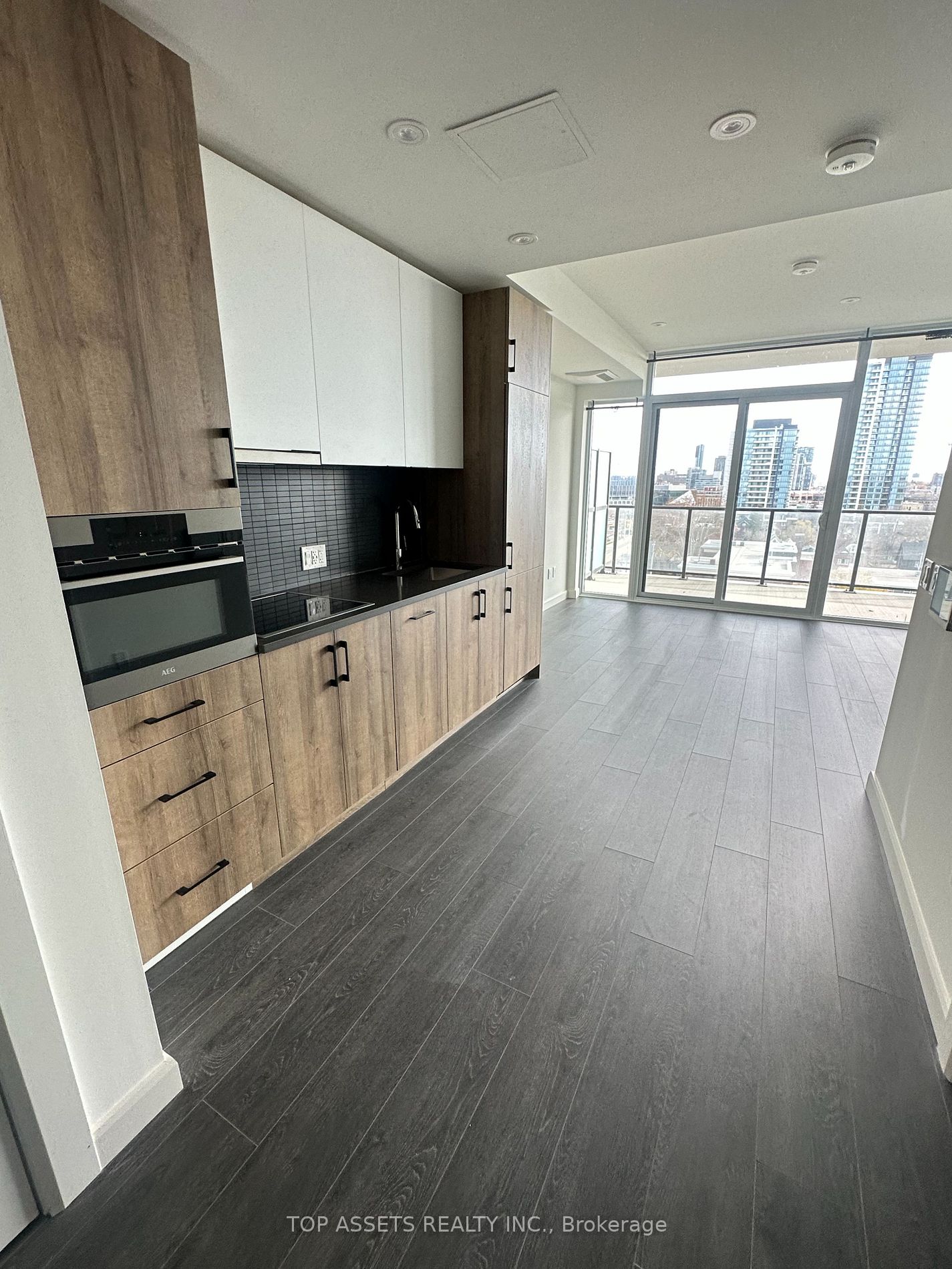 741 King St W, #810