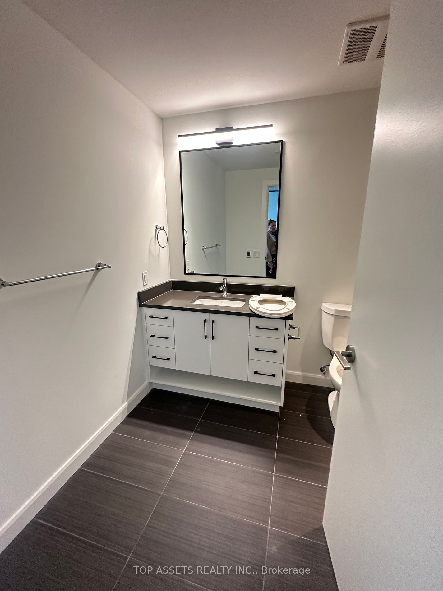 741 King St W, #810