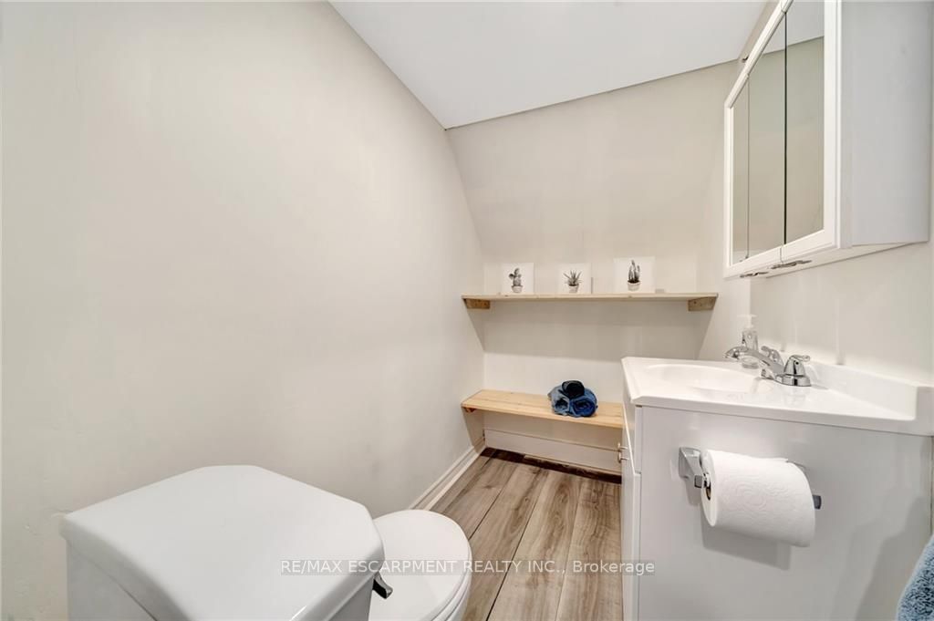34 East 44th St