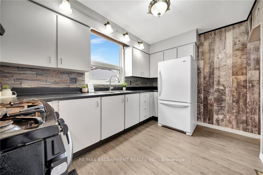 34 East 44th St