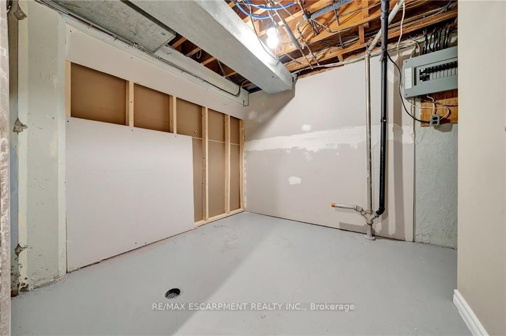 34 East 44th St