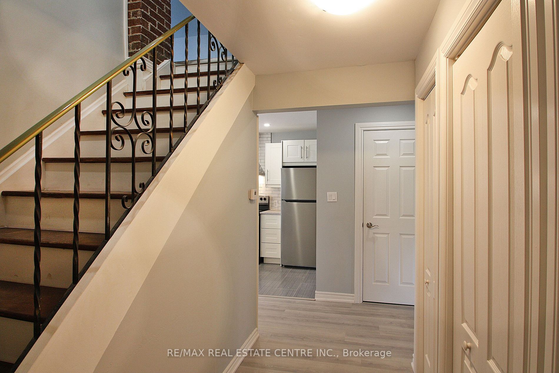 35 Delena Ave S