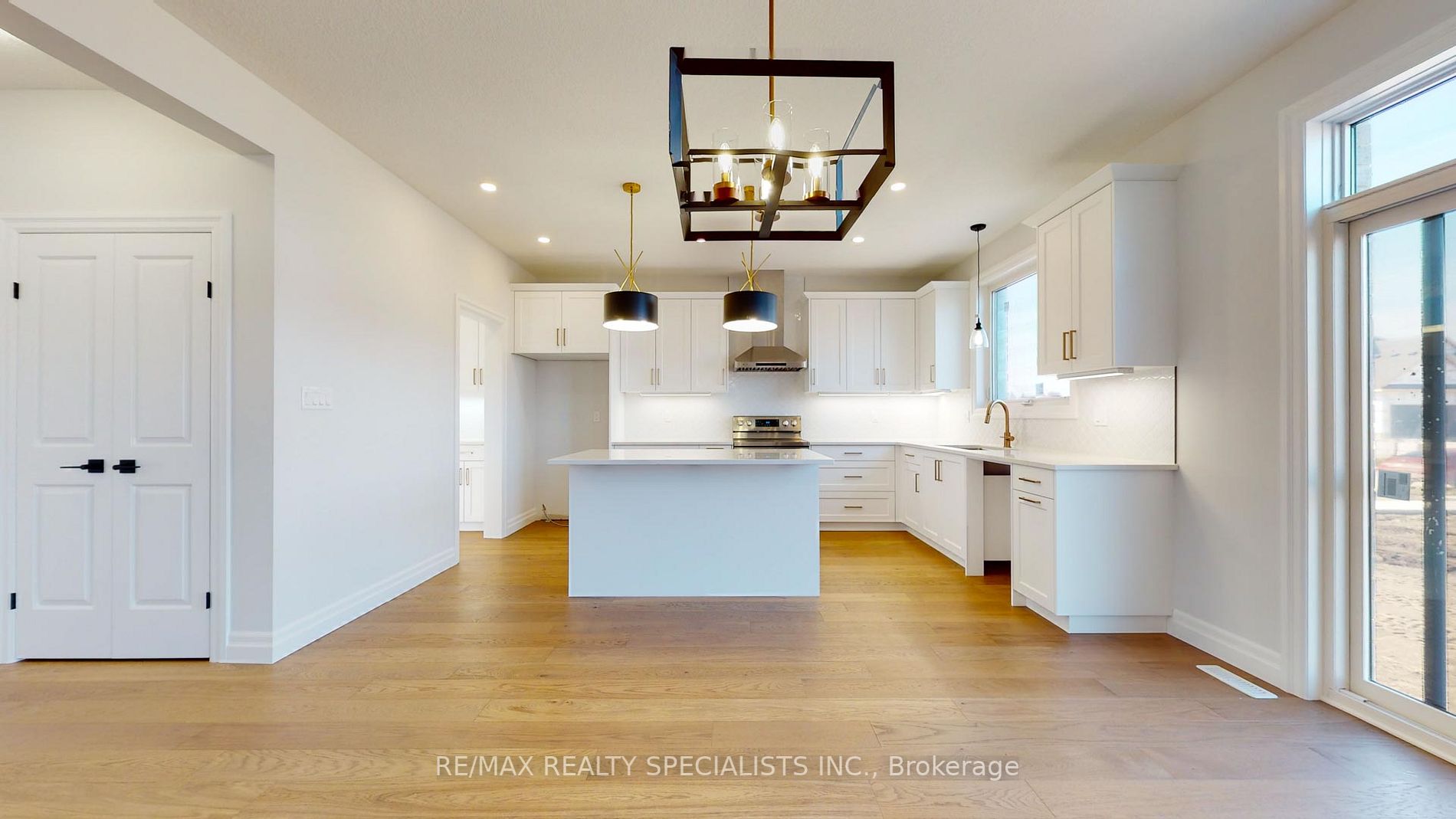 2 Spruce Cres
