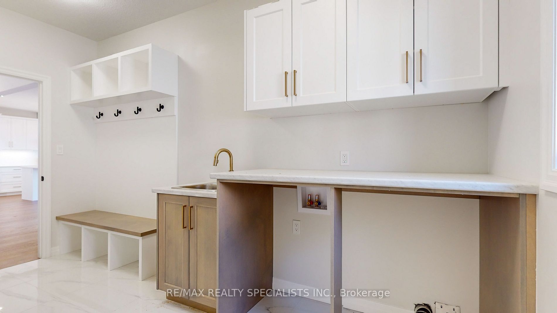 2 Spruce Cres