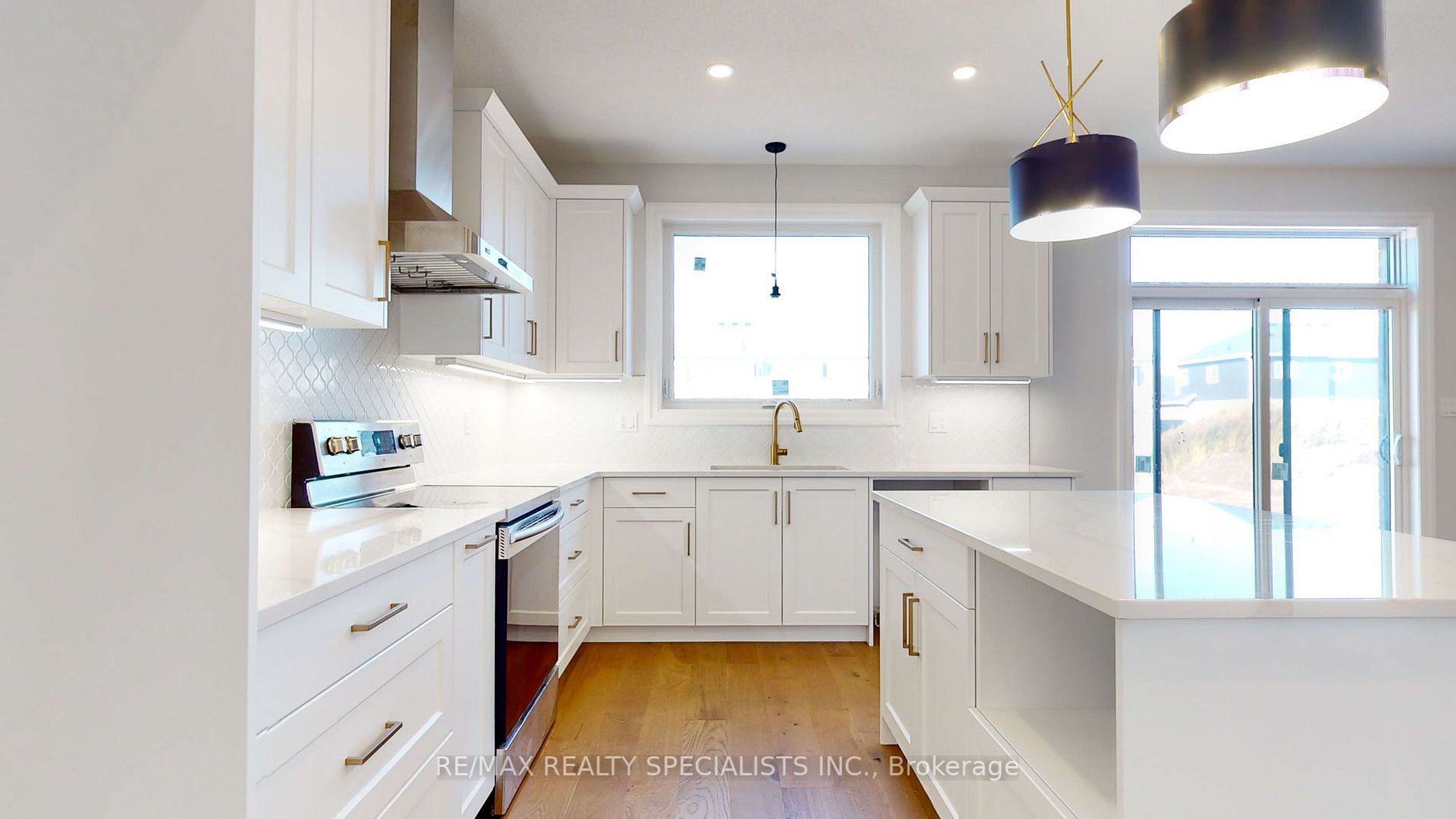 2 Spruce Cres