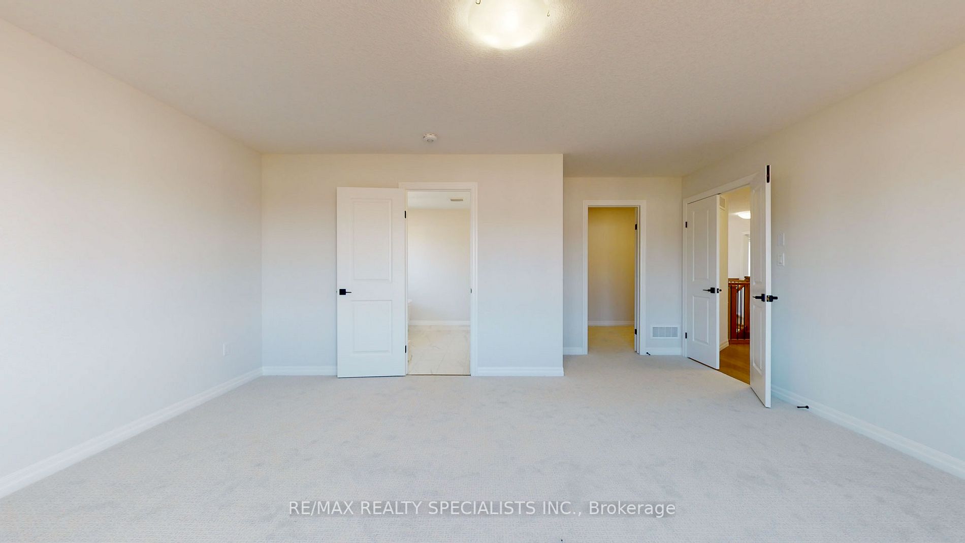 2 Spruce Cres
