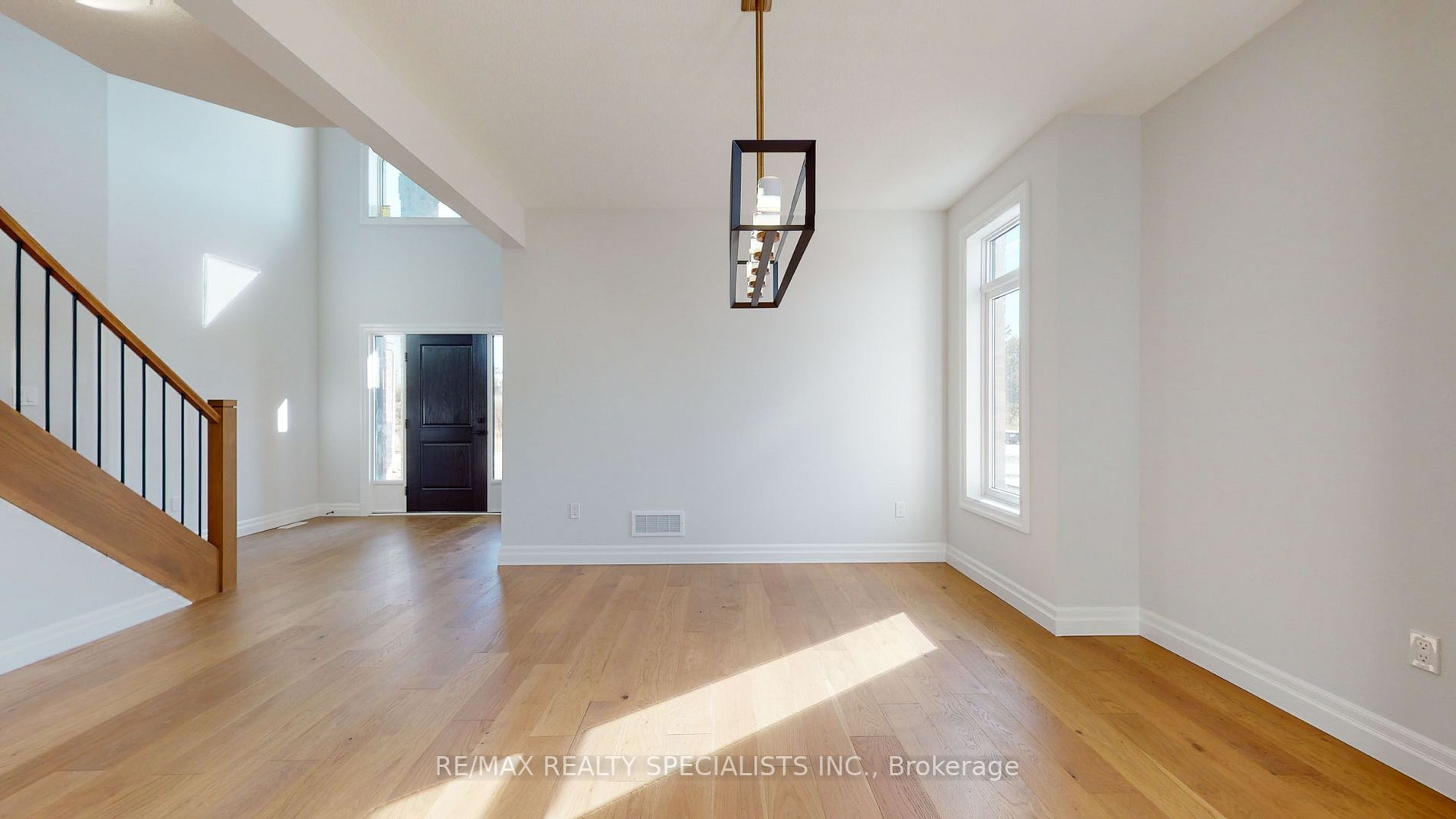 2 Spruce Cres