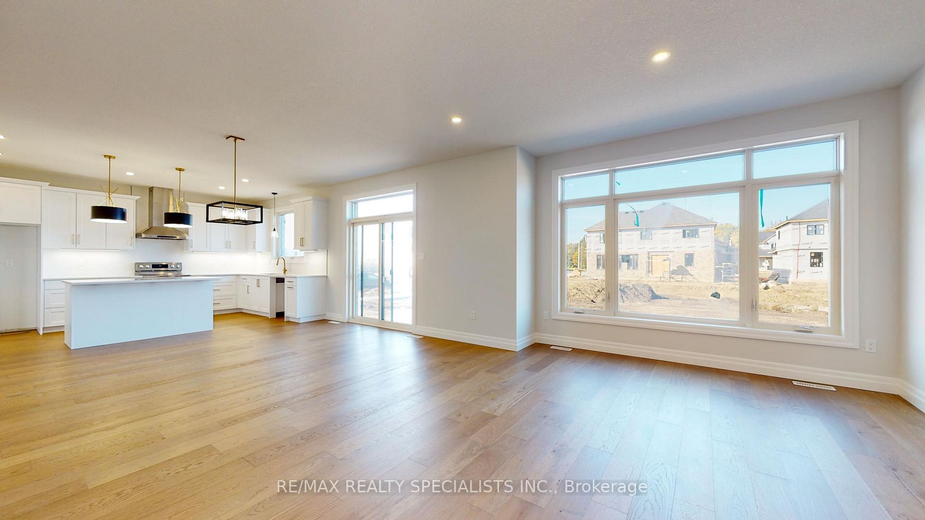 2 Spruce Cres