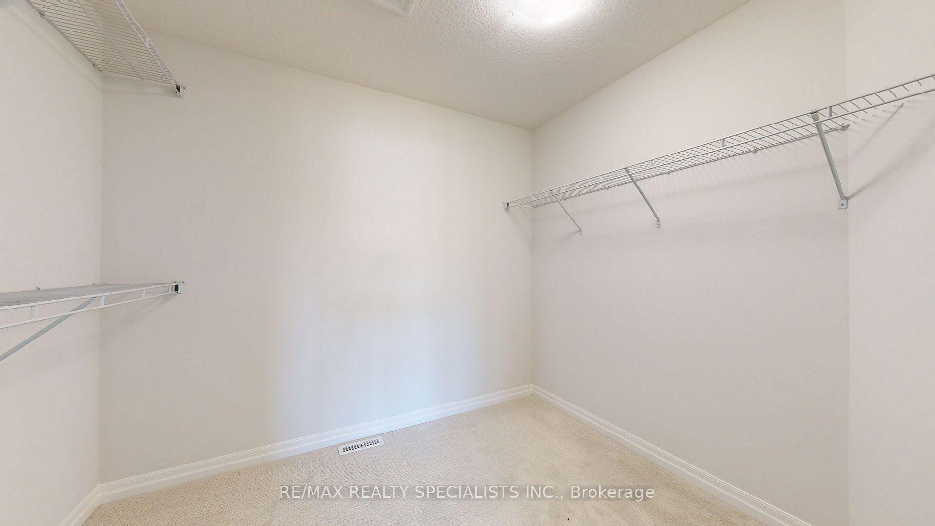 2 Spruce Cres