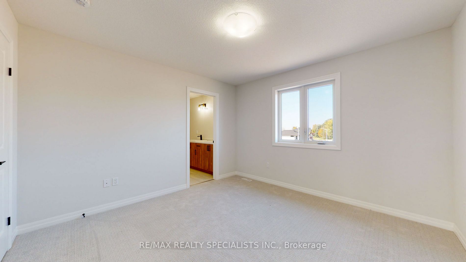 2 Spruce Cres