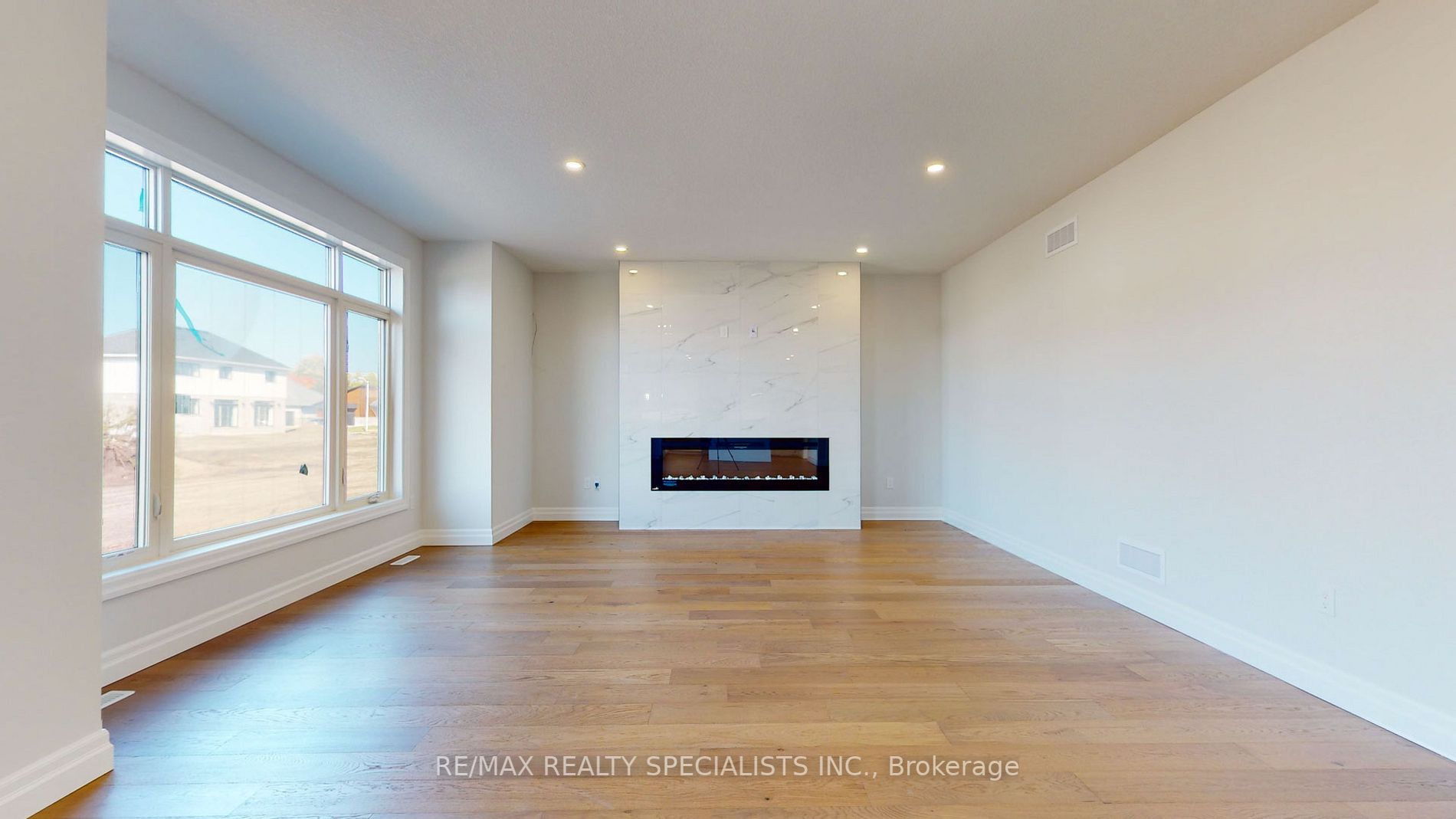 2 Spruce Cres