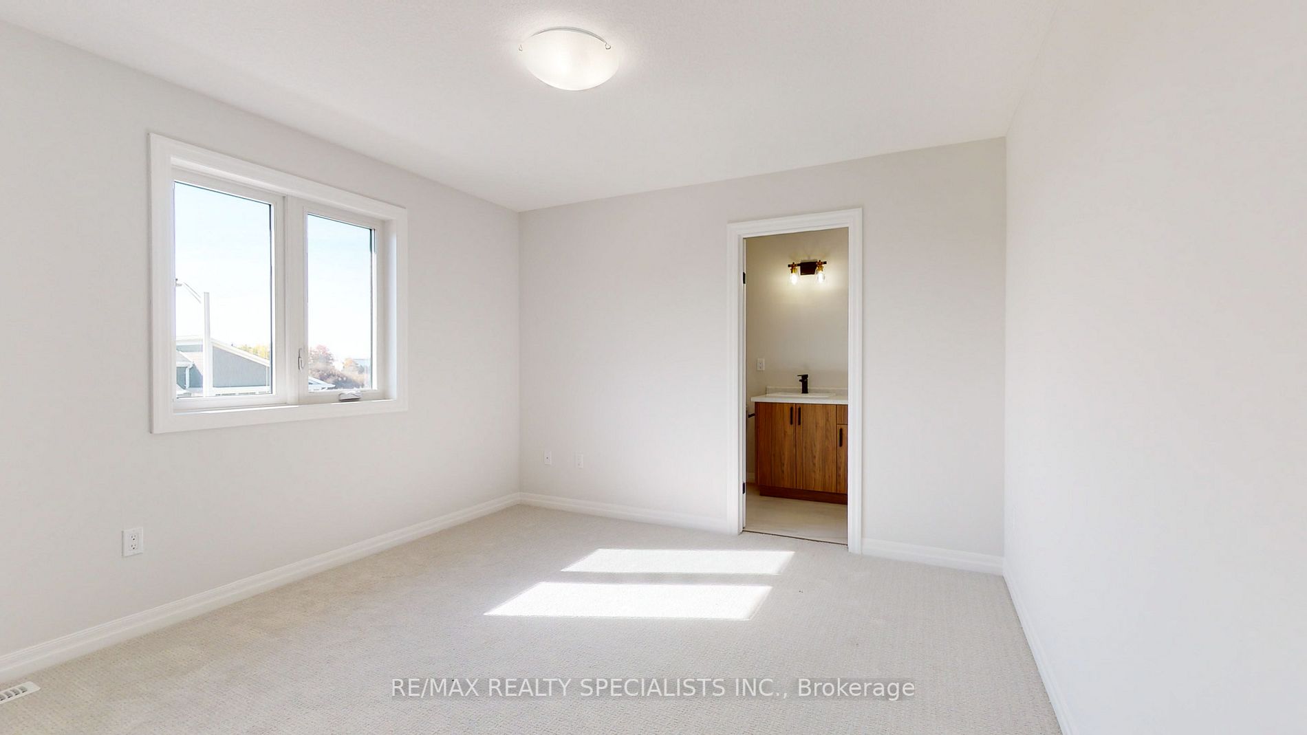 2 Spruce Cres