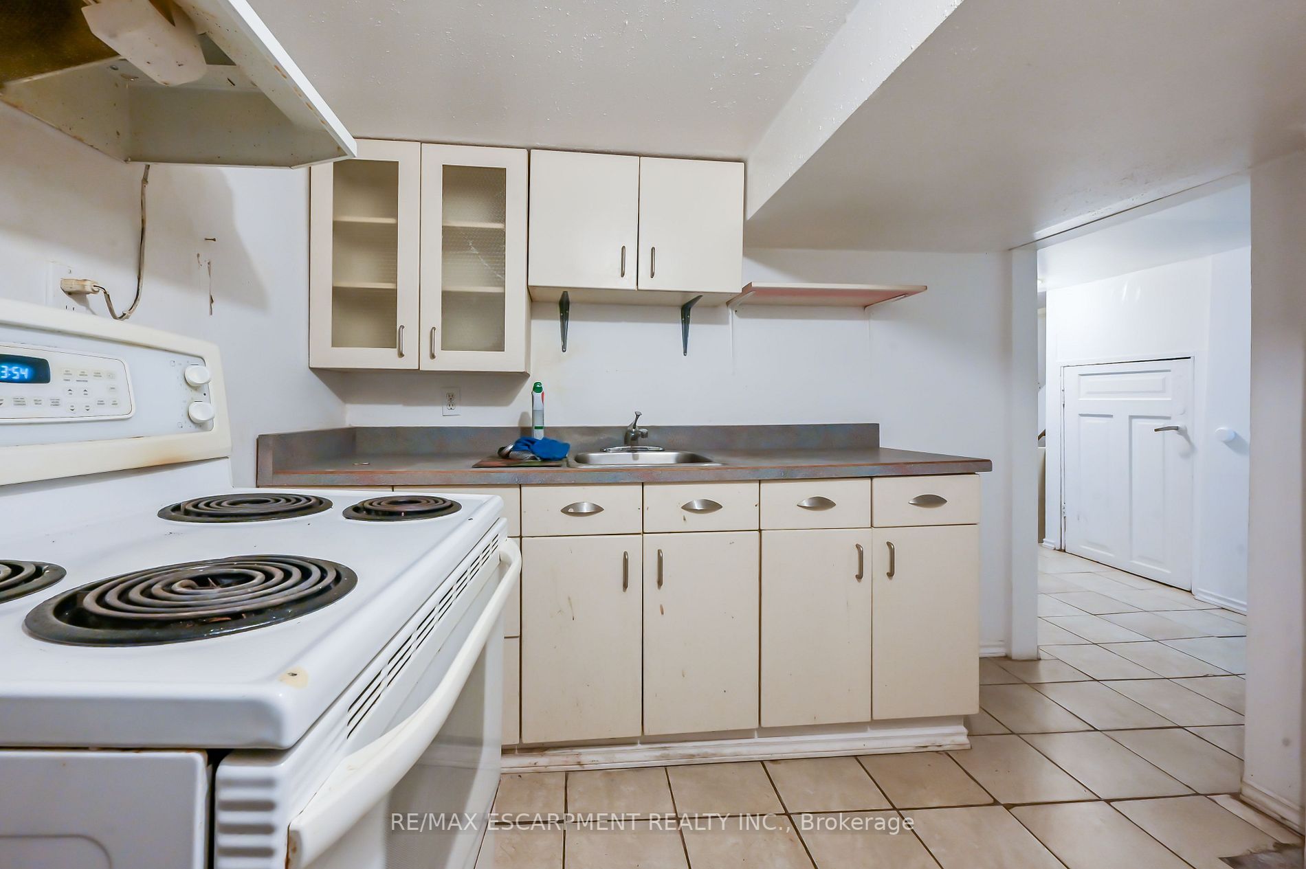 564 King St E