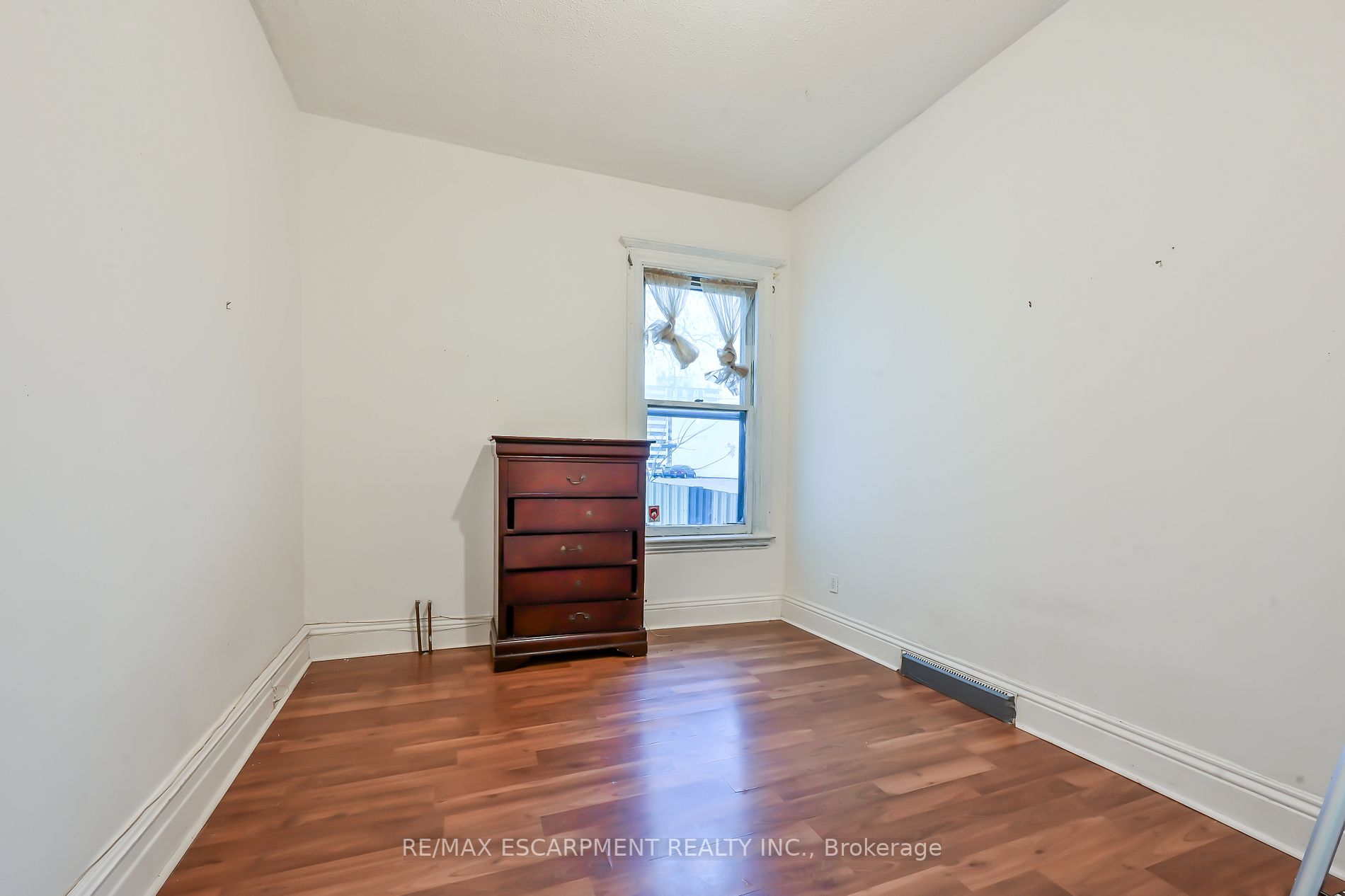 564 King St E