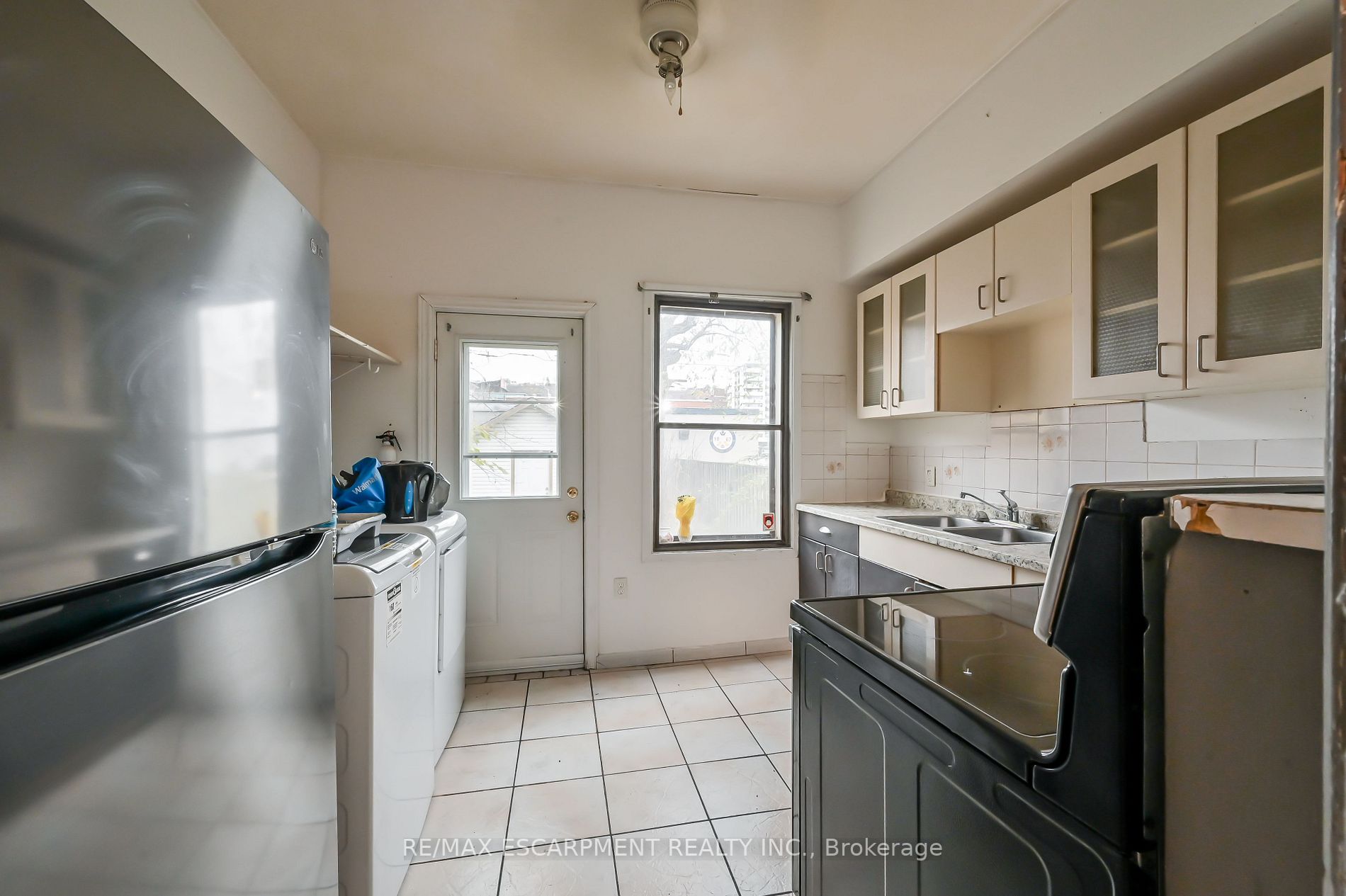 564 King St E
