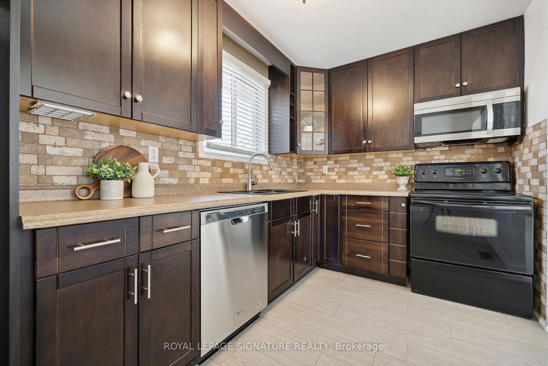 74 Bixby Cres