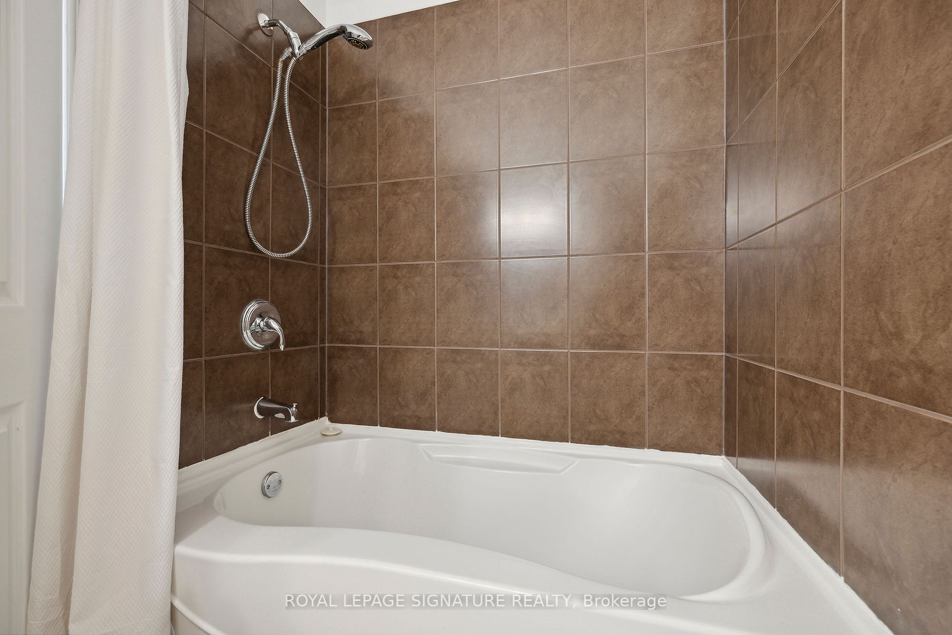 74 Bixby Cres