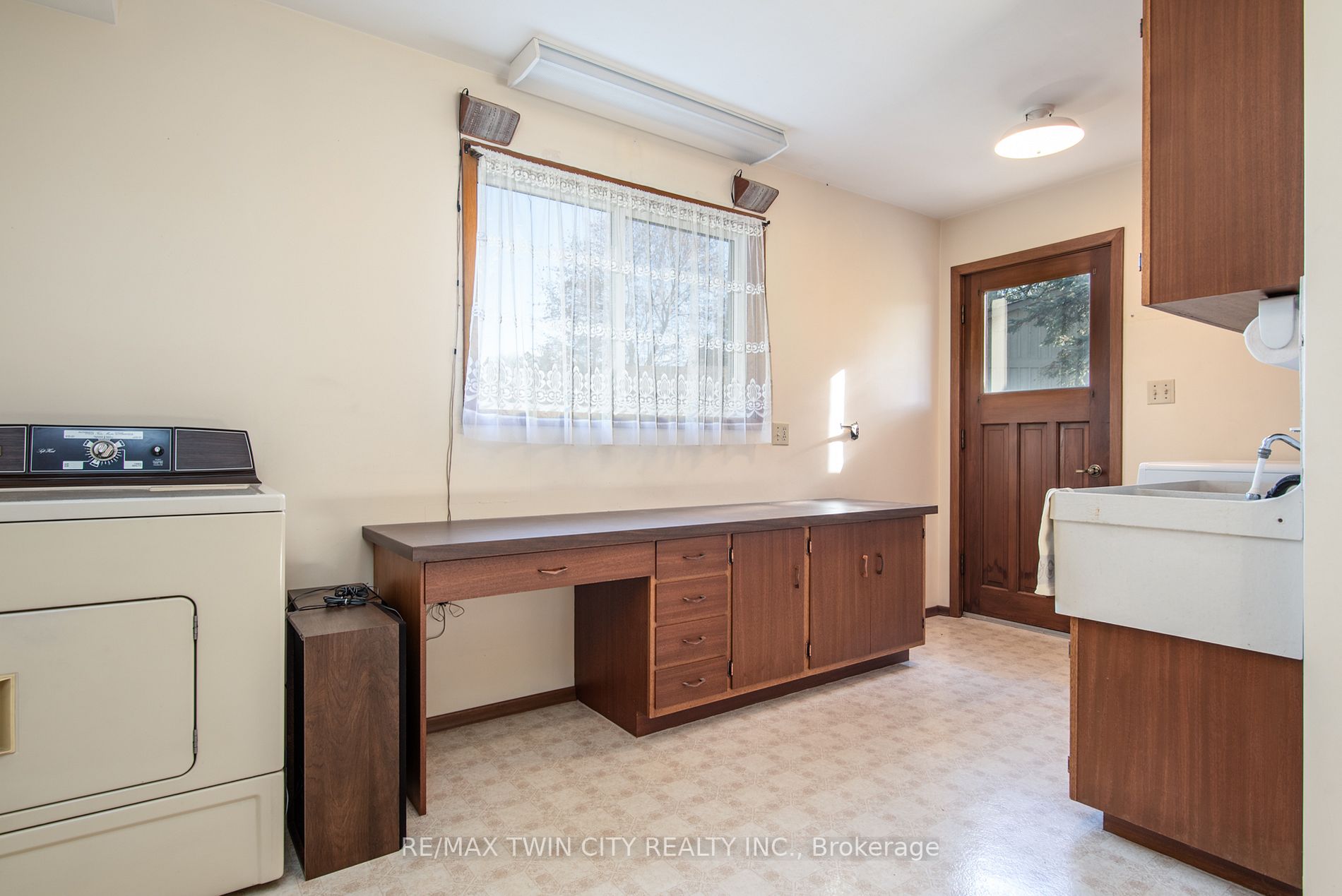 37 Sunset Dr