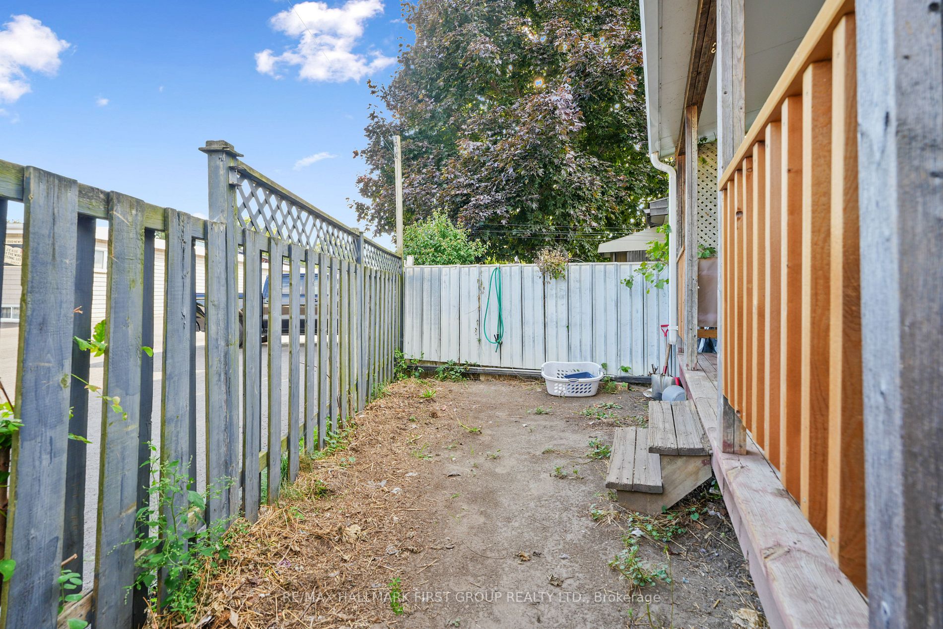 267 University Ave W