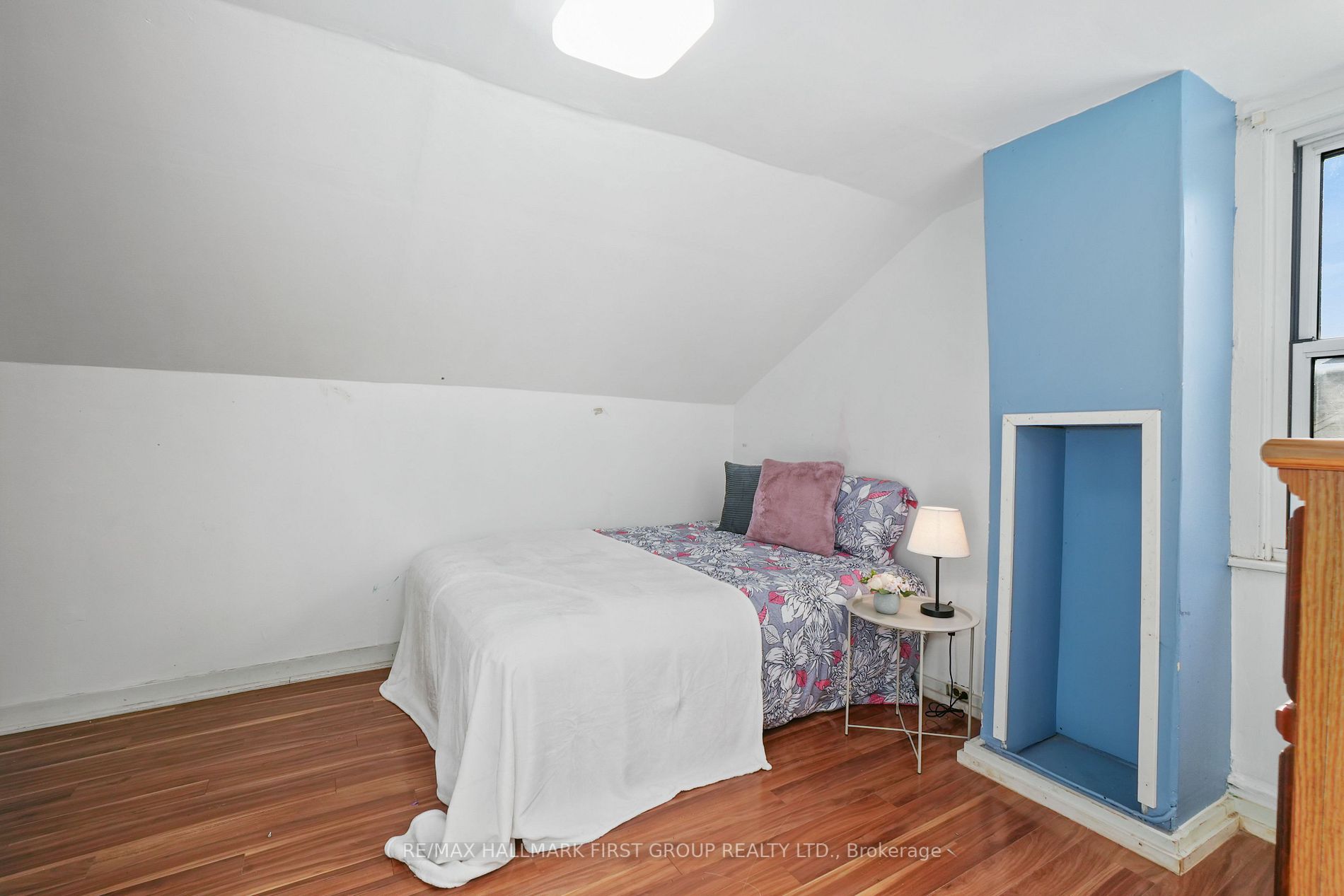 267 University Ave W
