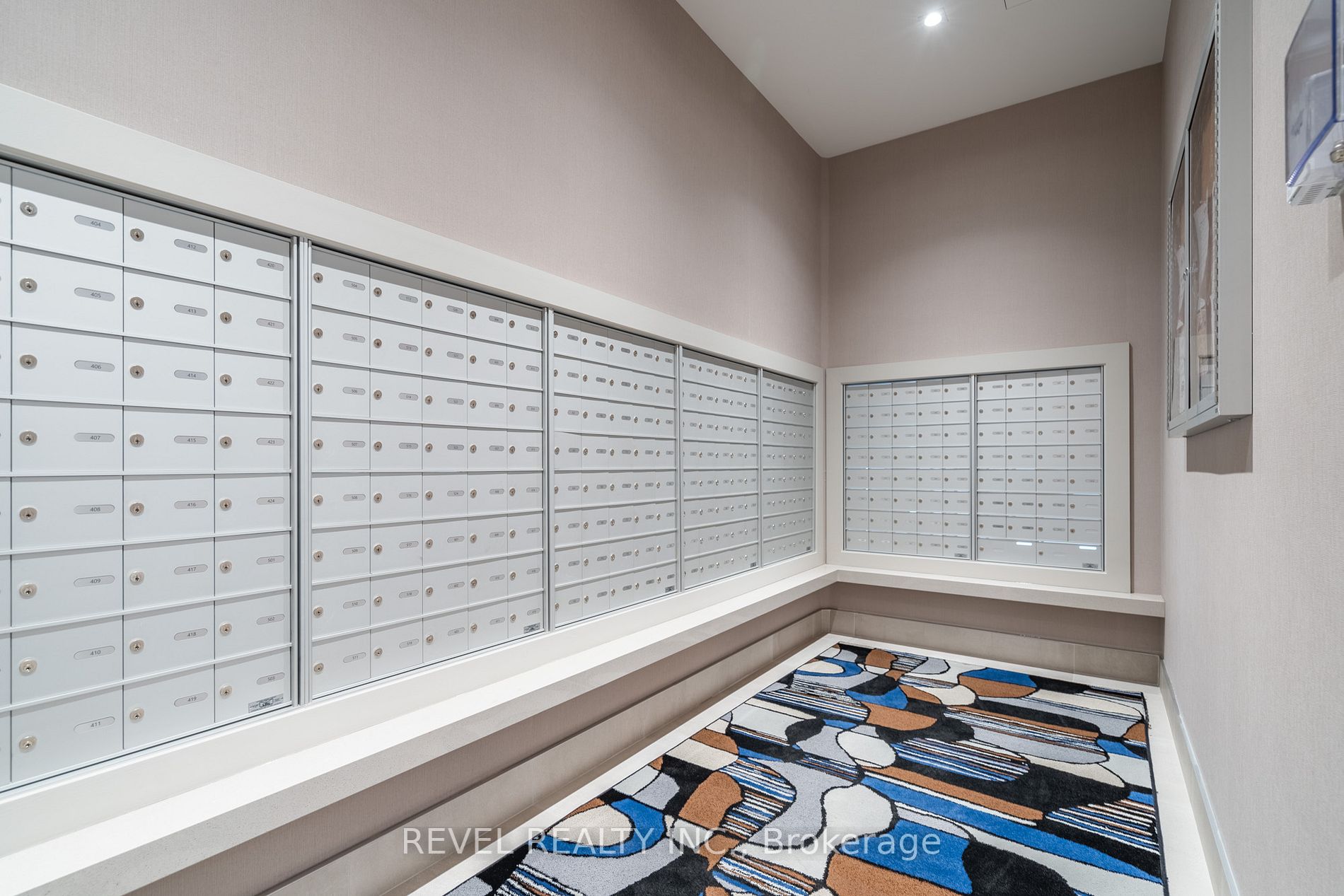 212 King William St, #310