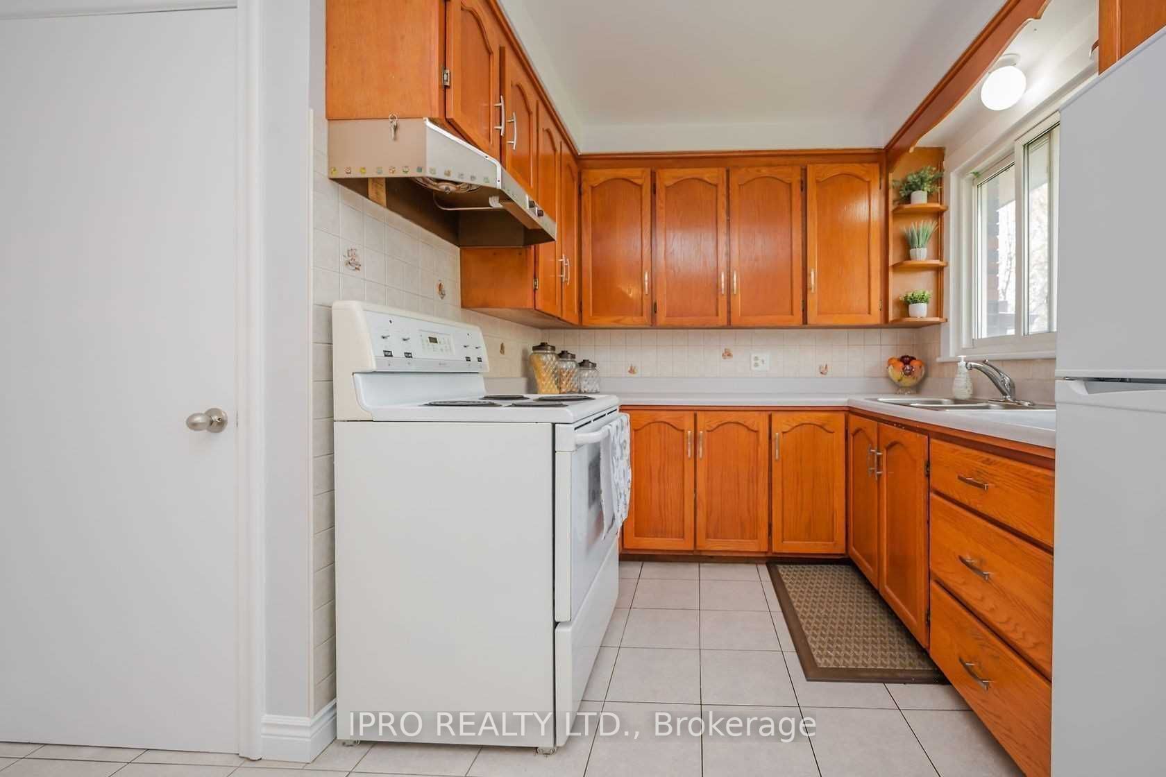 20 Highland Road W