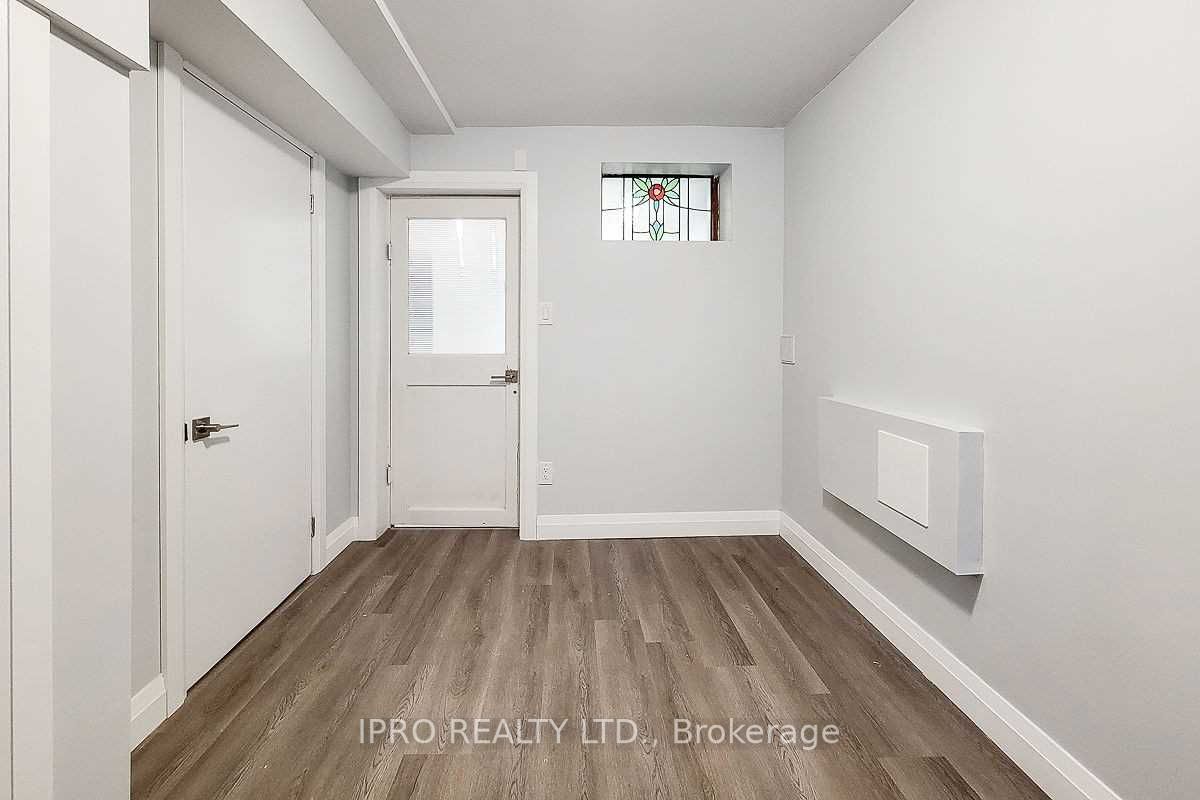 20 Highland Road W