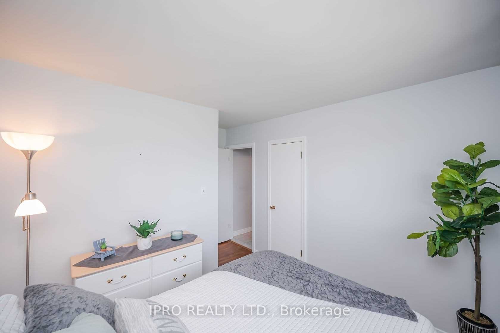 20 Highland Road W