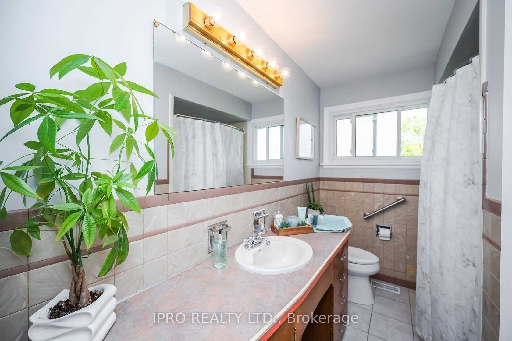 20 Highland Road W
