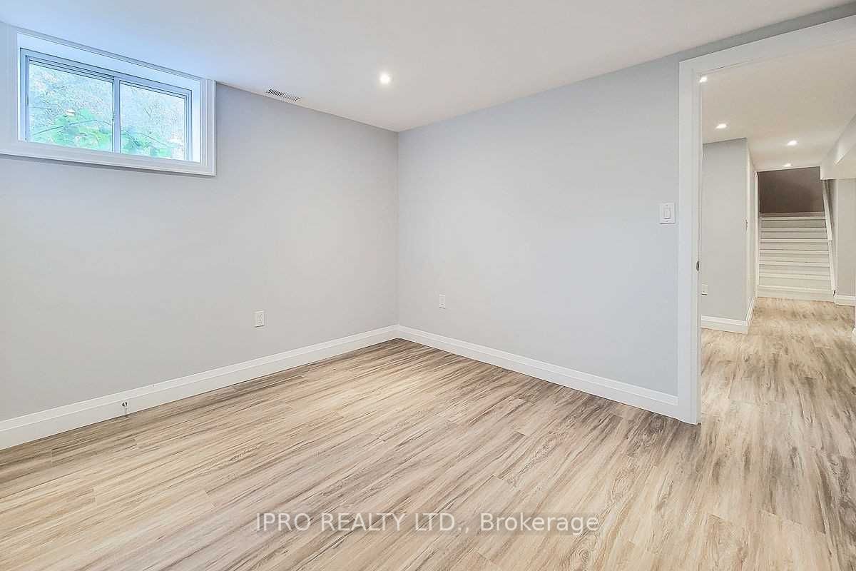 20 Highland Road W