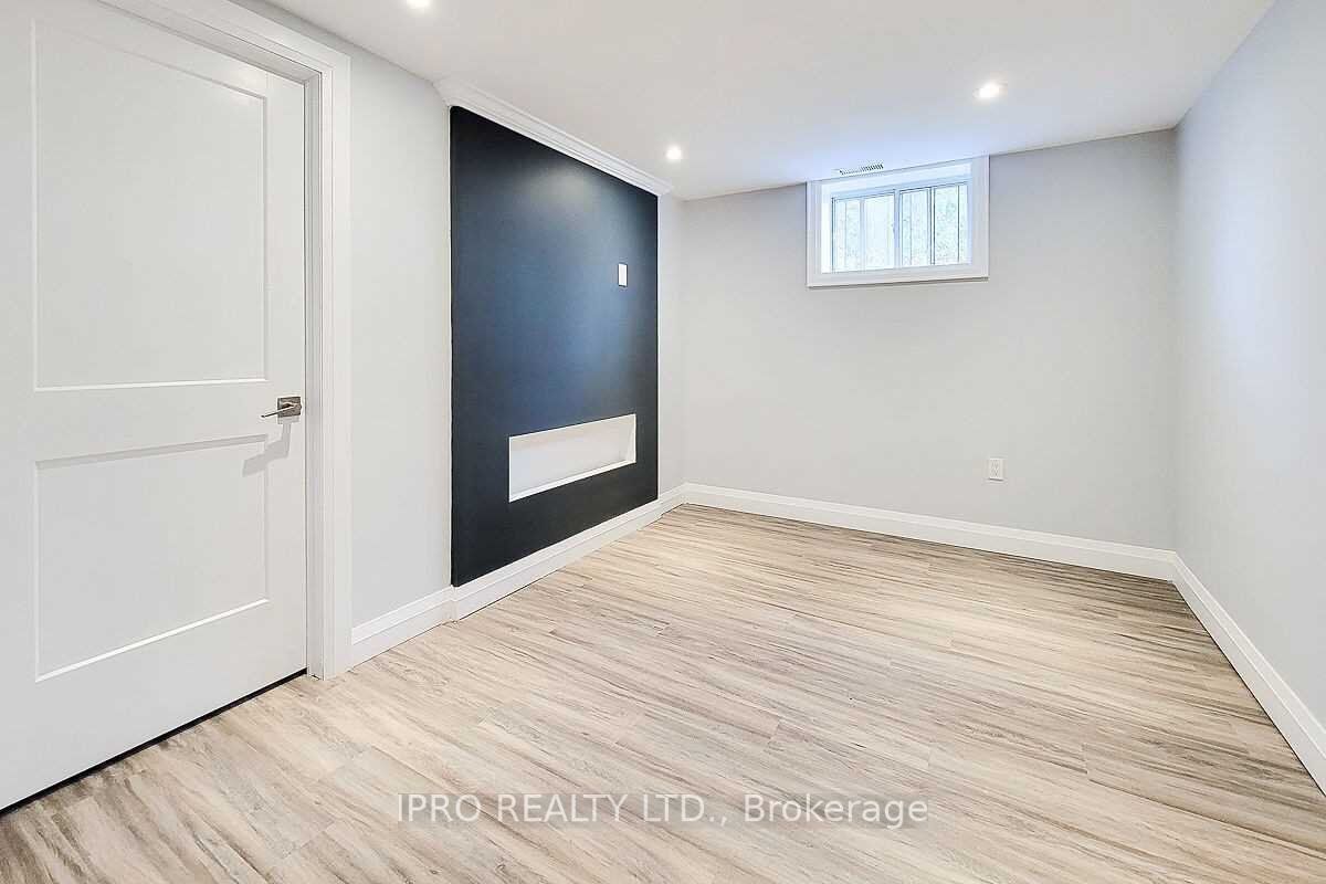 20 Highland Road W