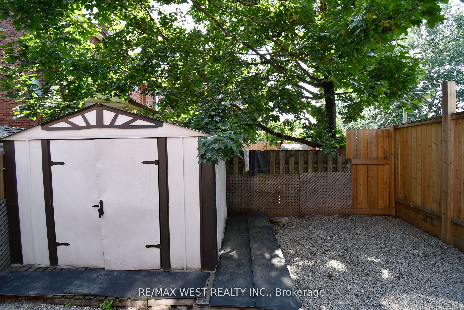 242 Balmoral Avenue N