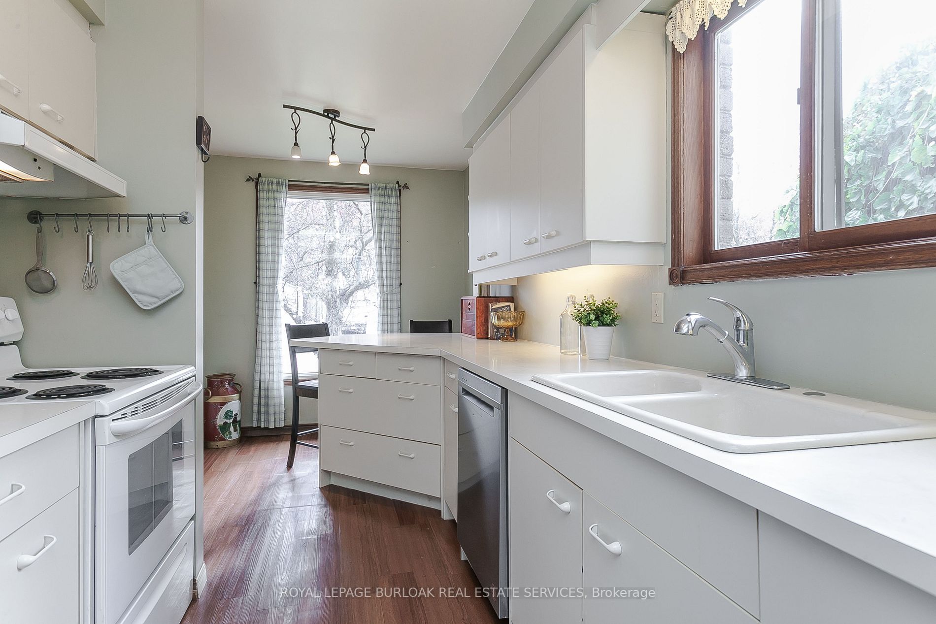 135 Glenashton Dr