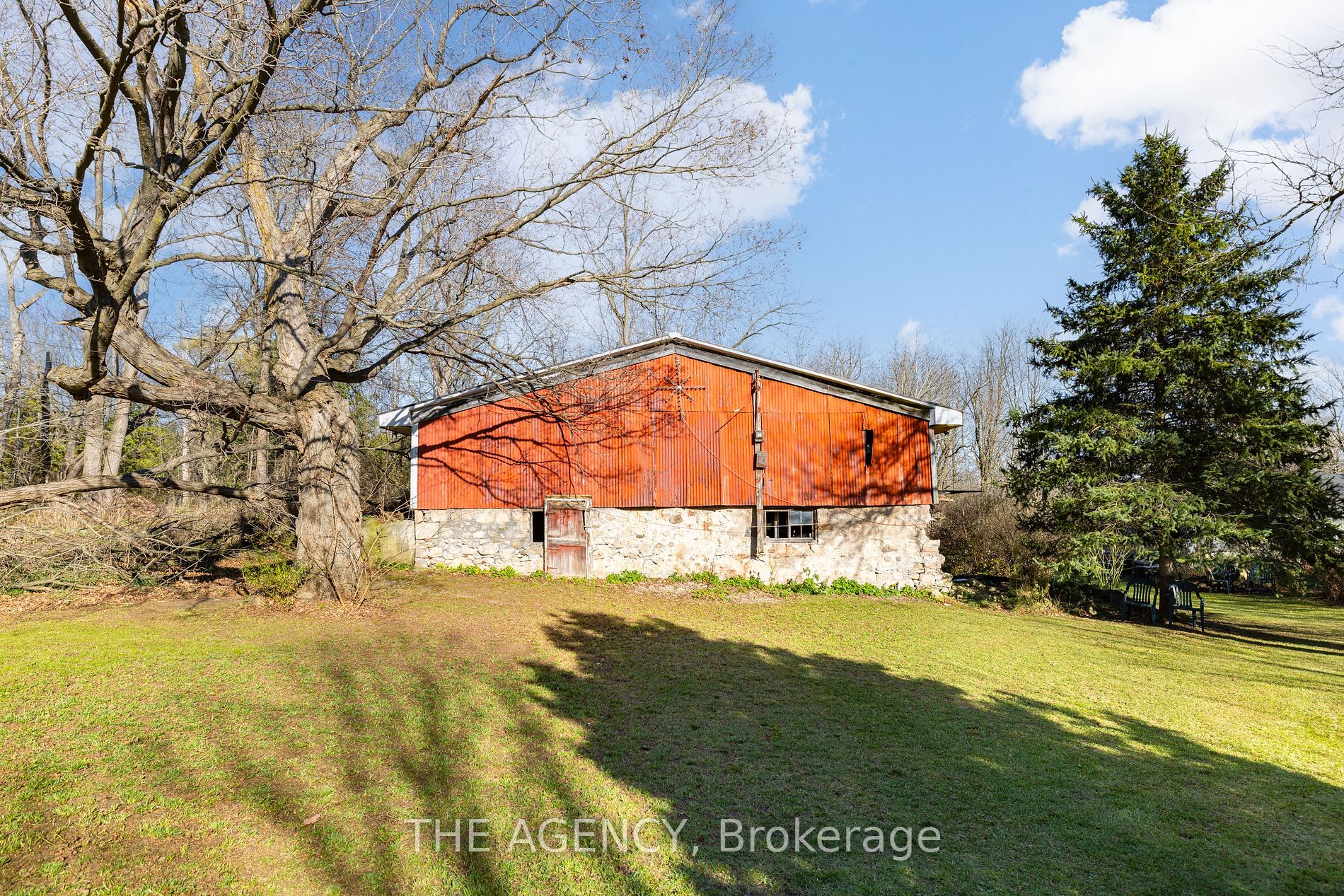 1592 Centre Rd