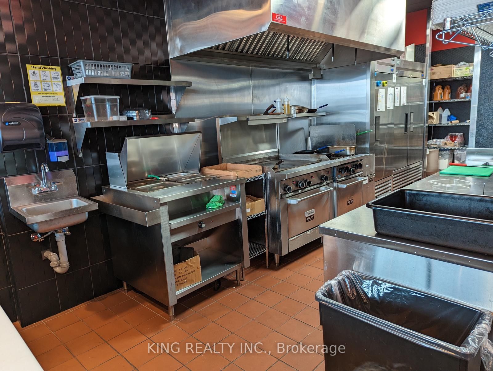 801 Dundas St S, #3