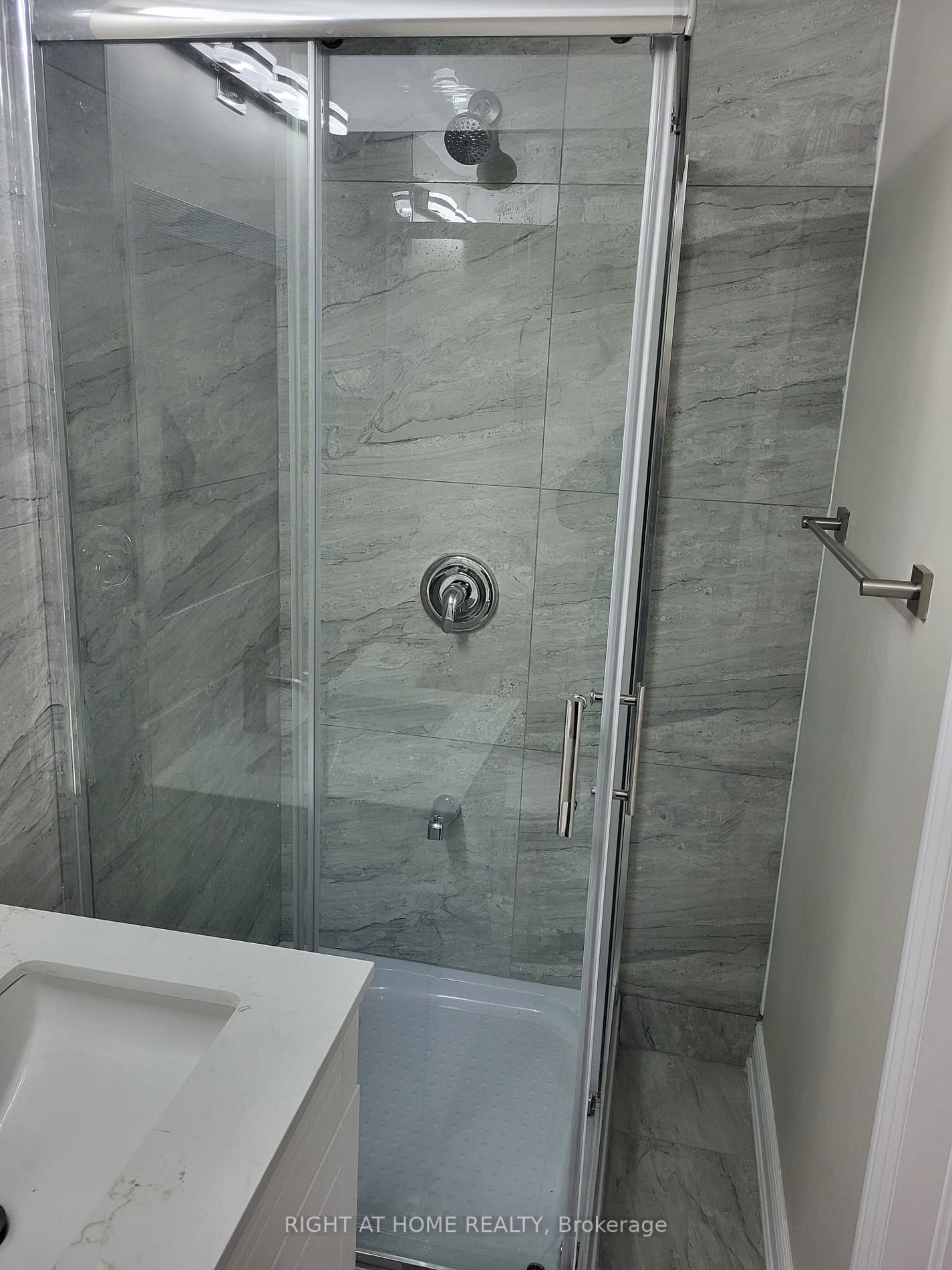 22 Colonial Crt