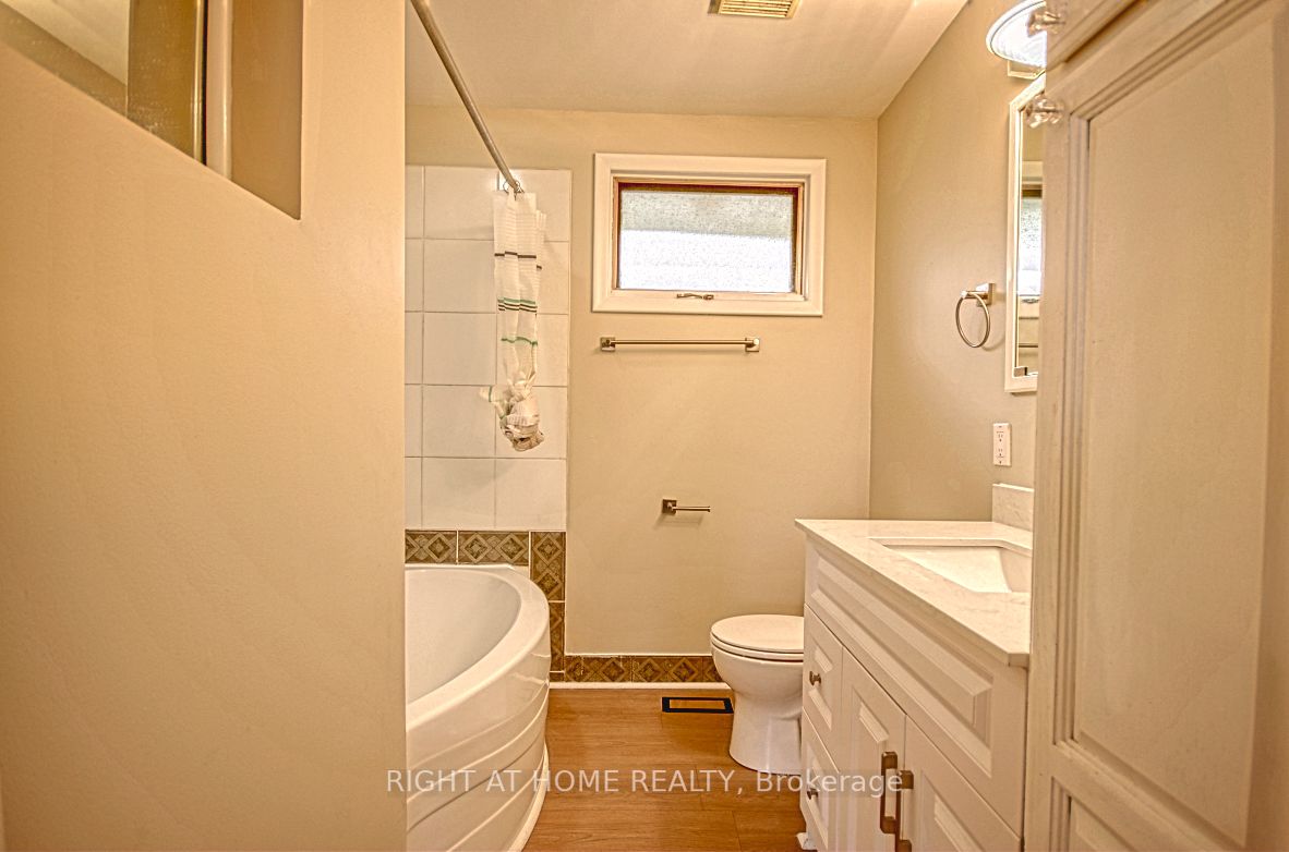22 Colonial Crt