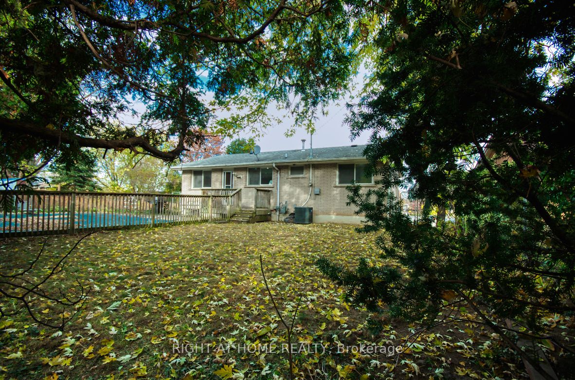 22 Colonial Crt