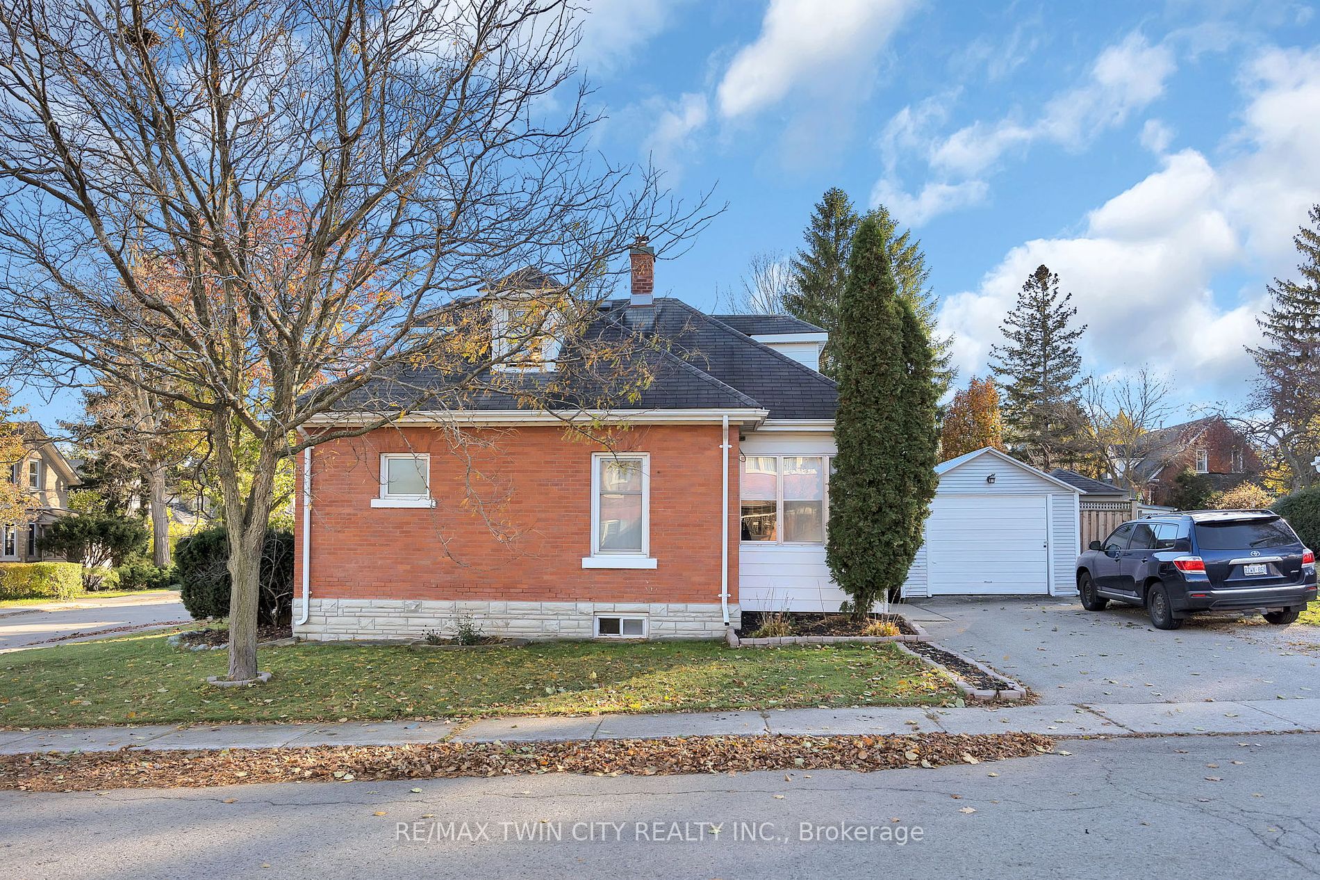 109 Victoria St N