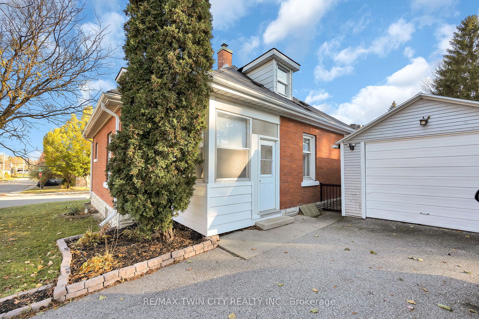 109 Victoria St N
