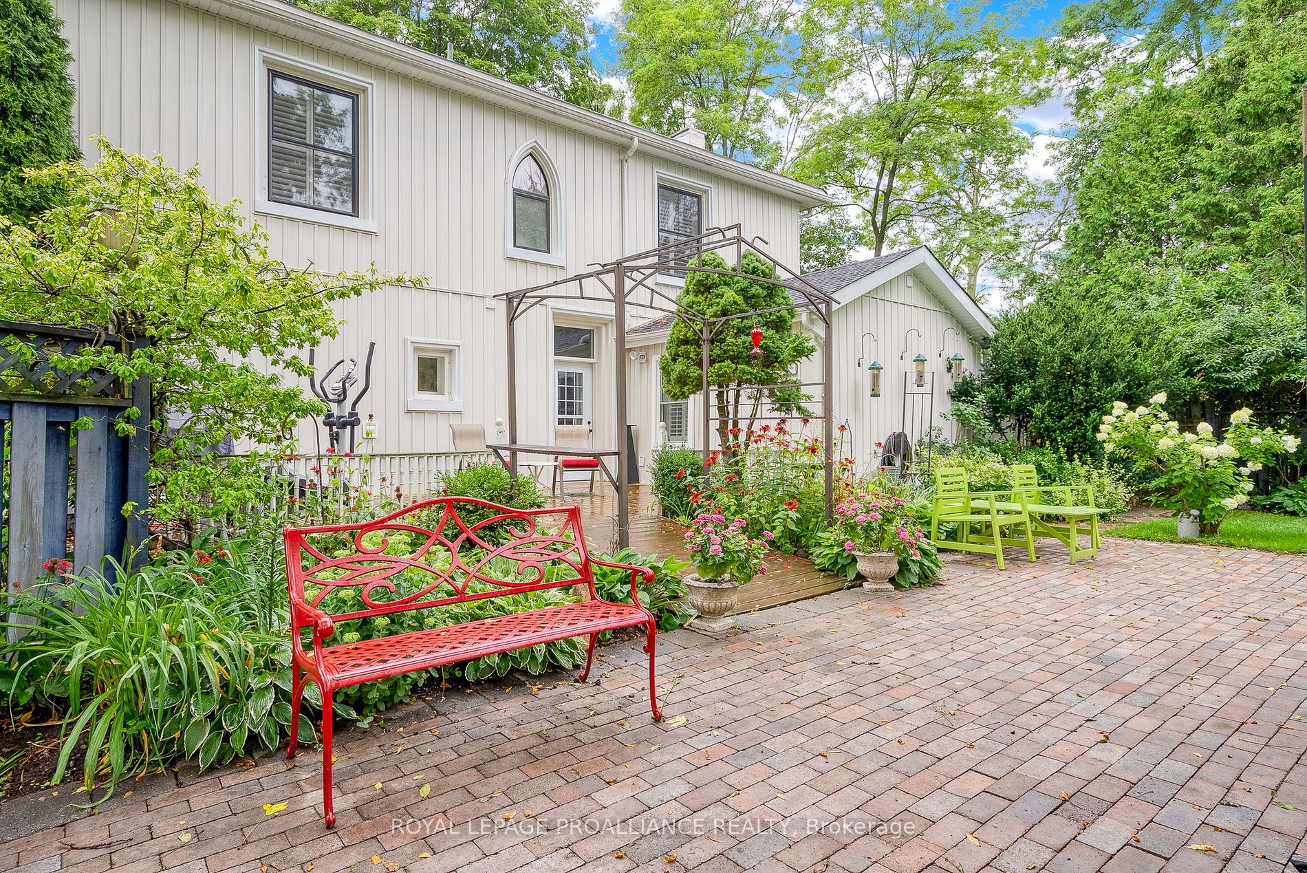 458 William St