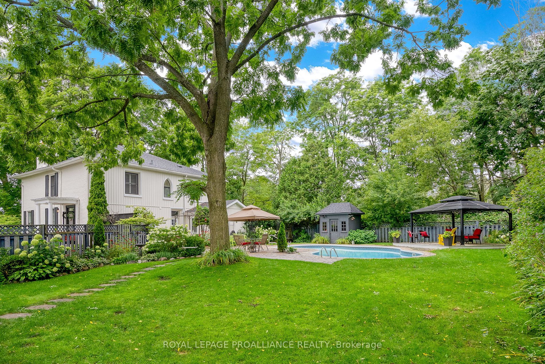 458 William St