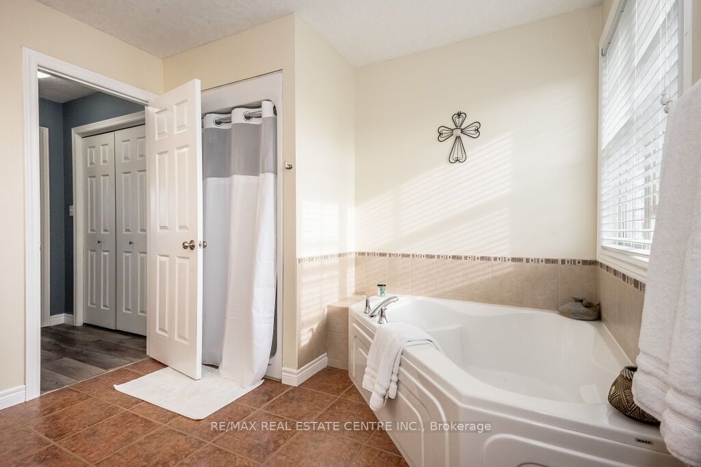 53 Howden Cres